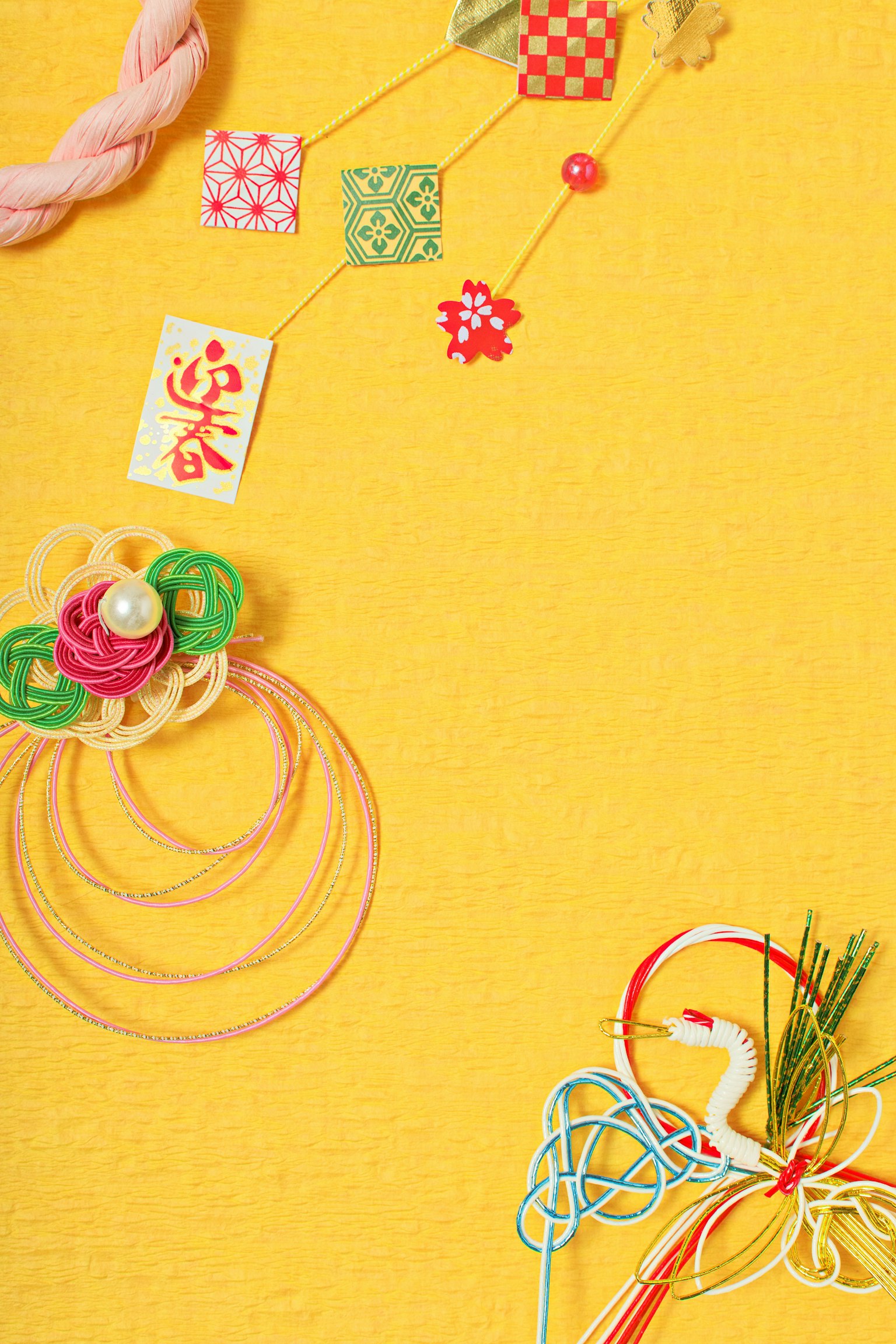 Imagen con accesorios decorativos sobre un fondo amarillo