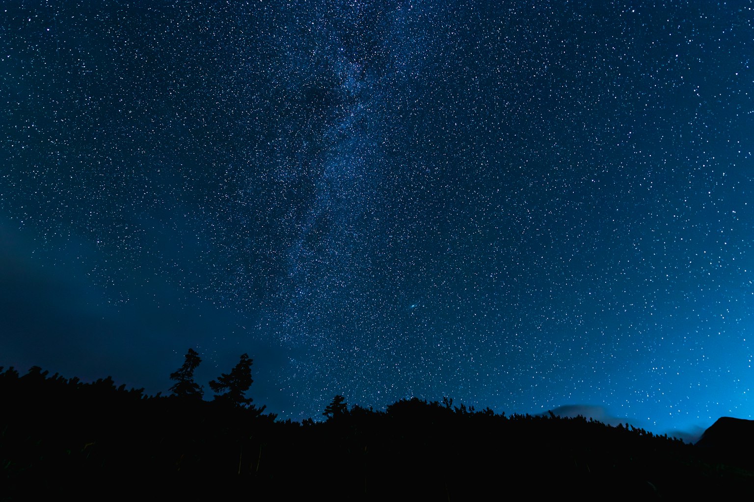 Bellissimo paesaggio notturno con cielo stellato e sfondo blu profondo