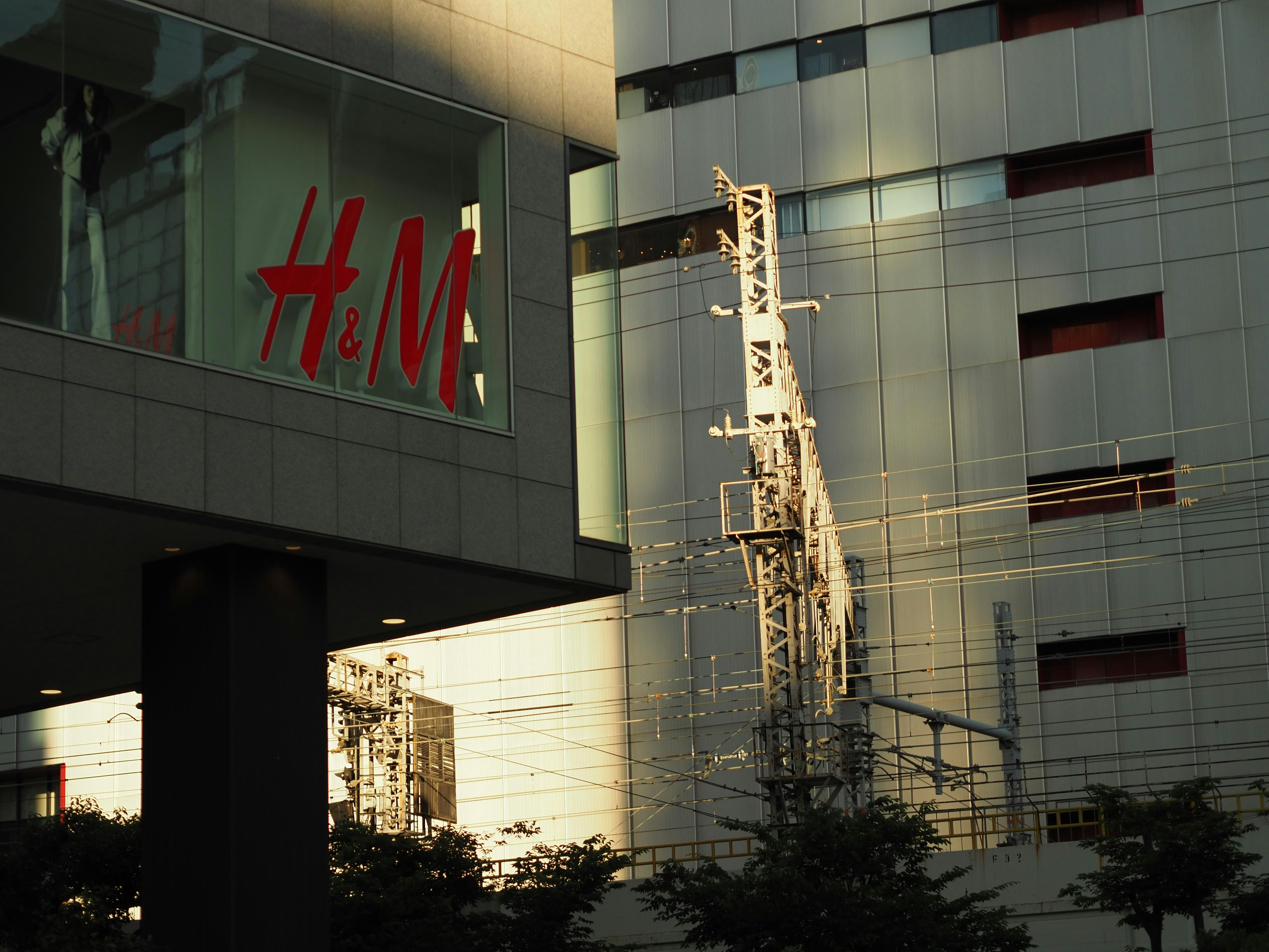 H&Mの看板がある大型商業施設の外観