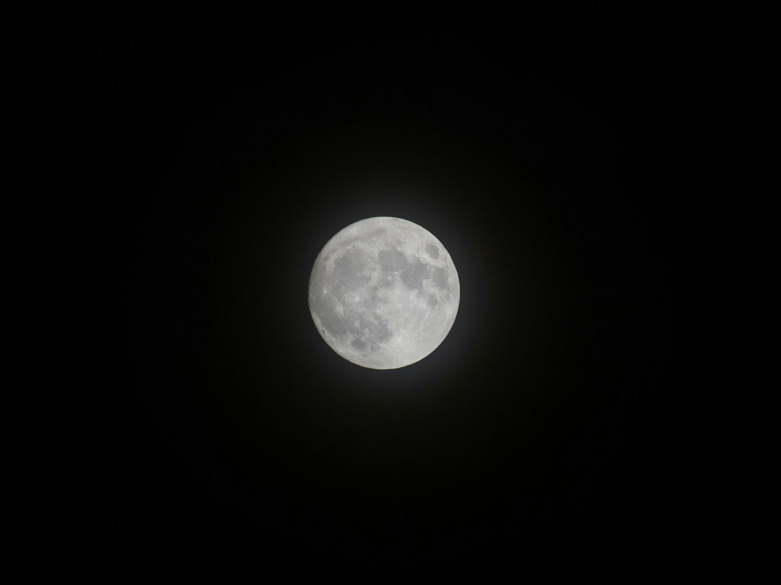 Luna piena luminosa nel cielo notturno