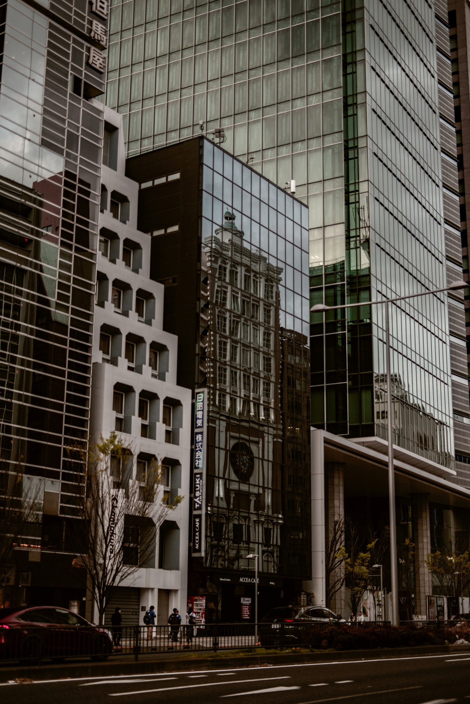 現代城市天際線，特色反射玻璃建築和獨特建築風格