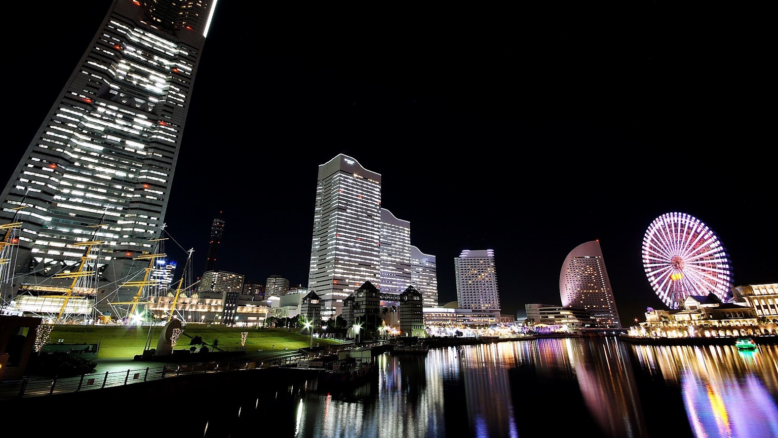 Khung cảnh ban đêm của Yokohama với các tòa nhà chọc trời và vòng quay