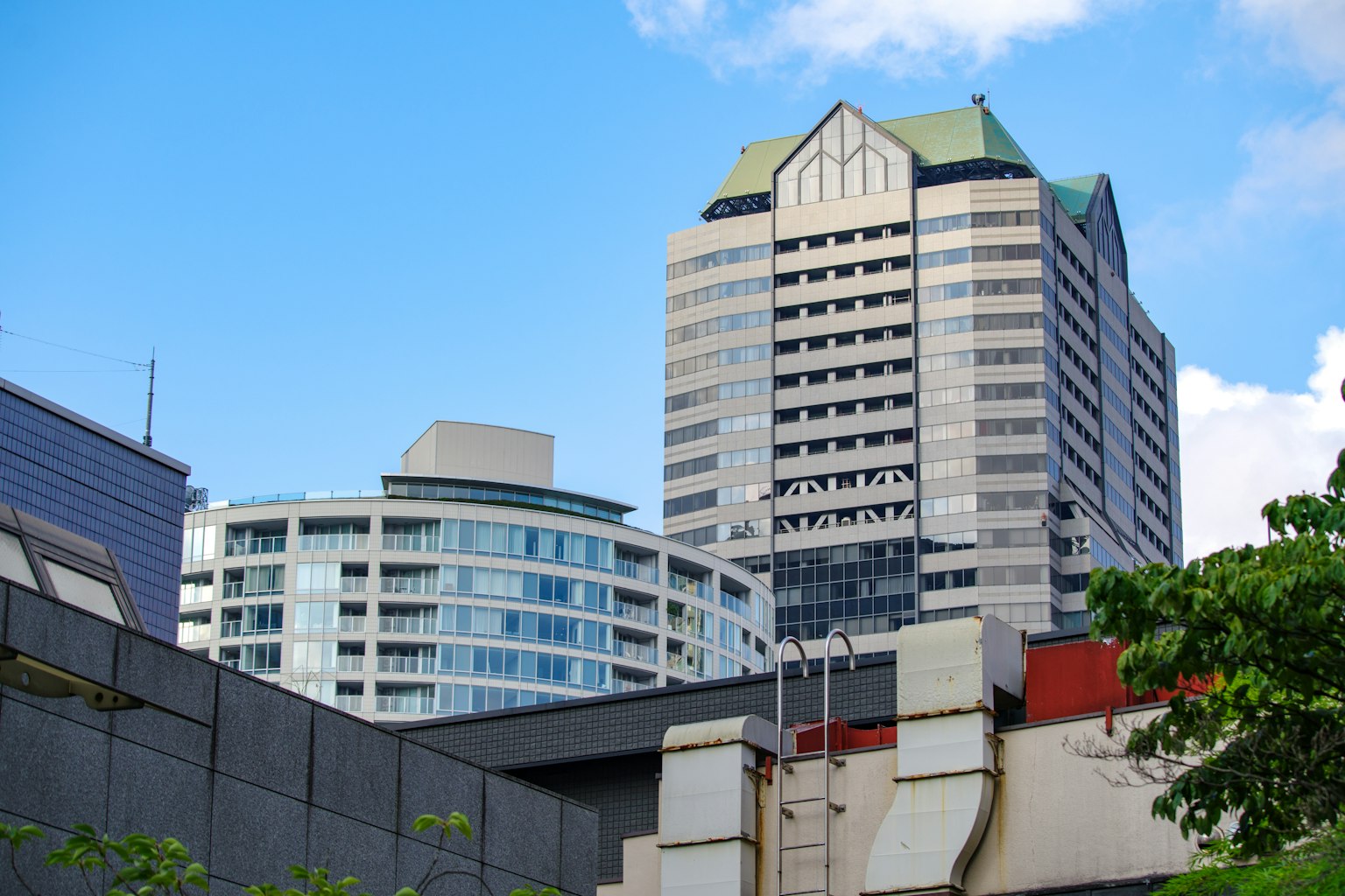 城市天际线展示现代建筑与蓝天