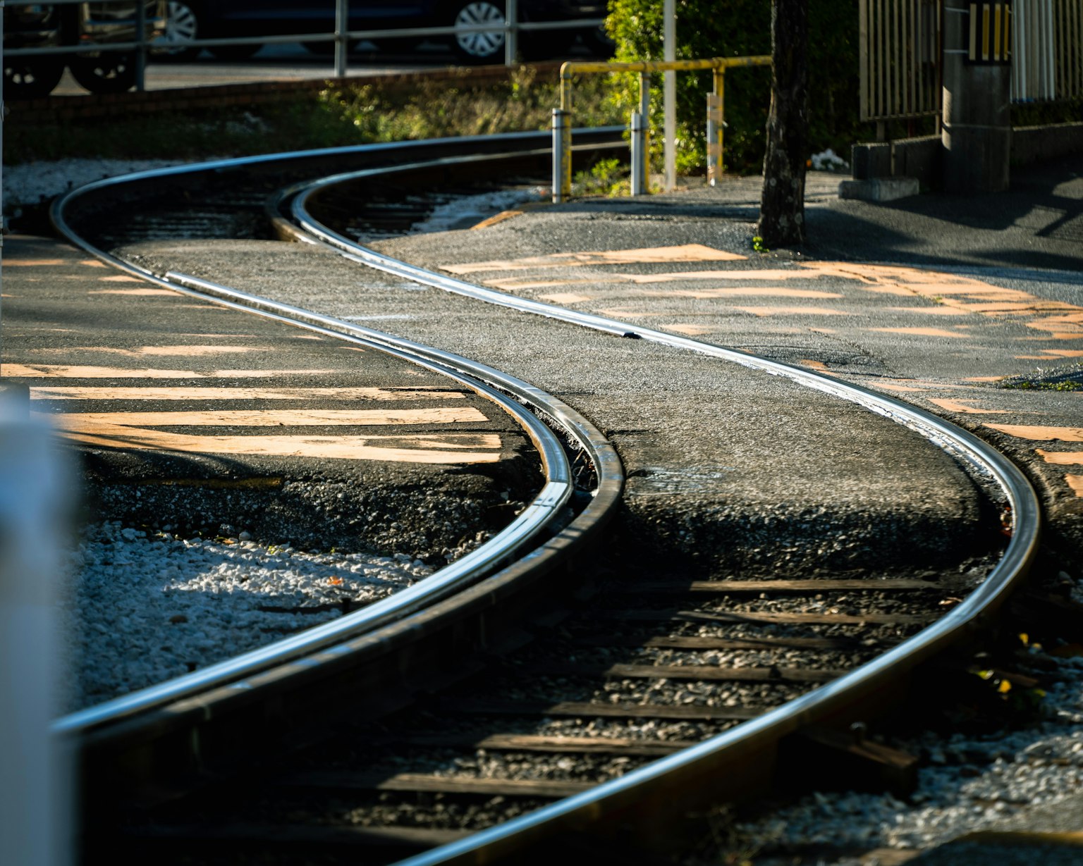 Binari ferroviari curvi con paesaggio circostante