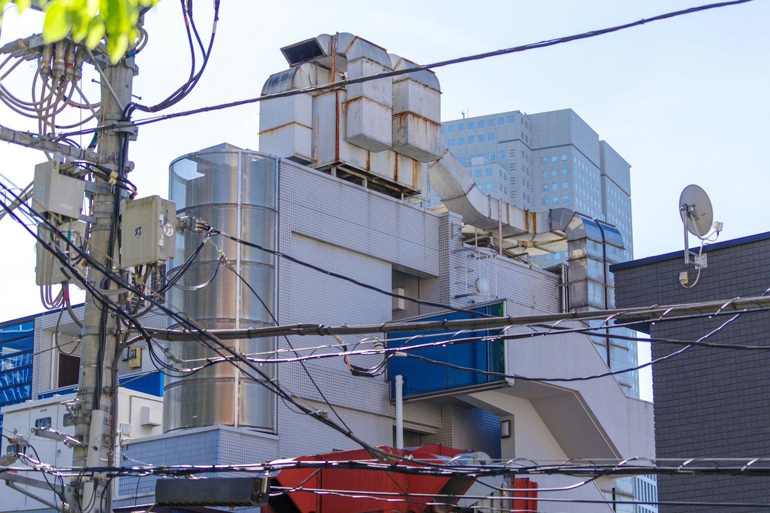 城市風景，特色白色建築和交錯的電線
