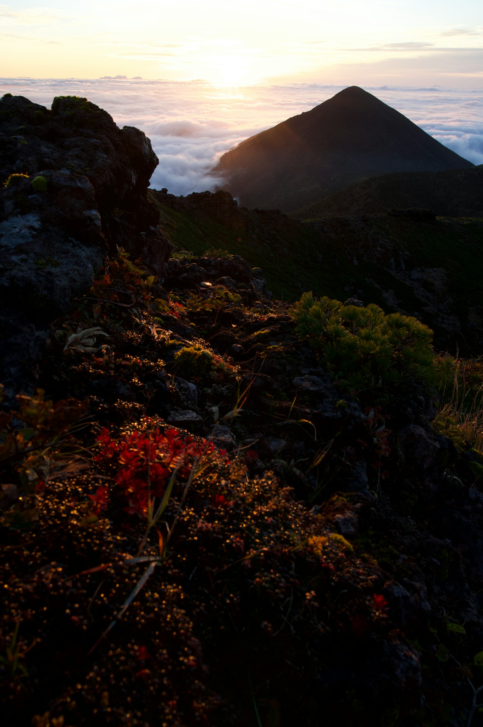 Vue pittoresque du coucher de soleil sur les nuages avec une silhouette de montagne