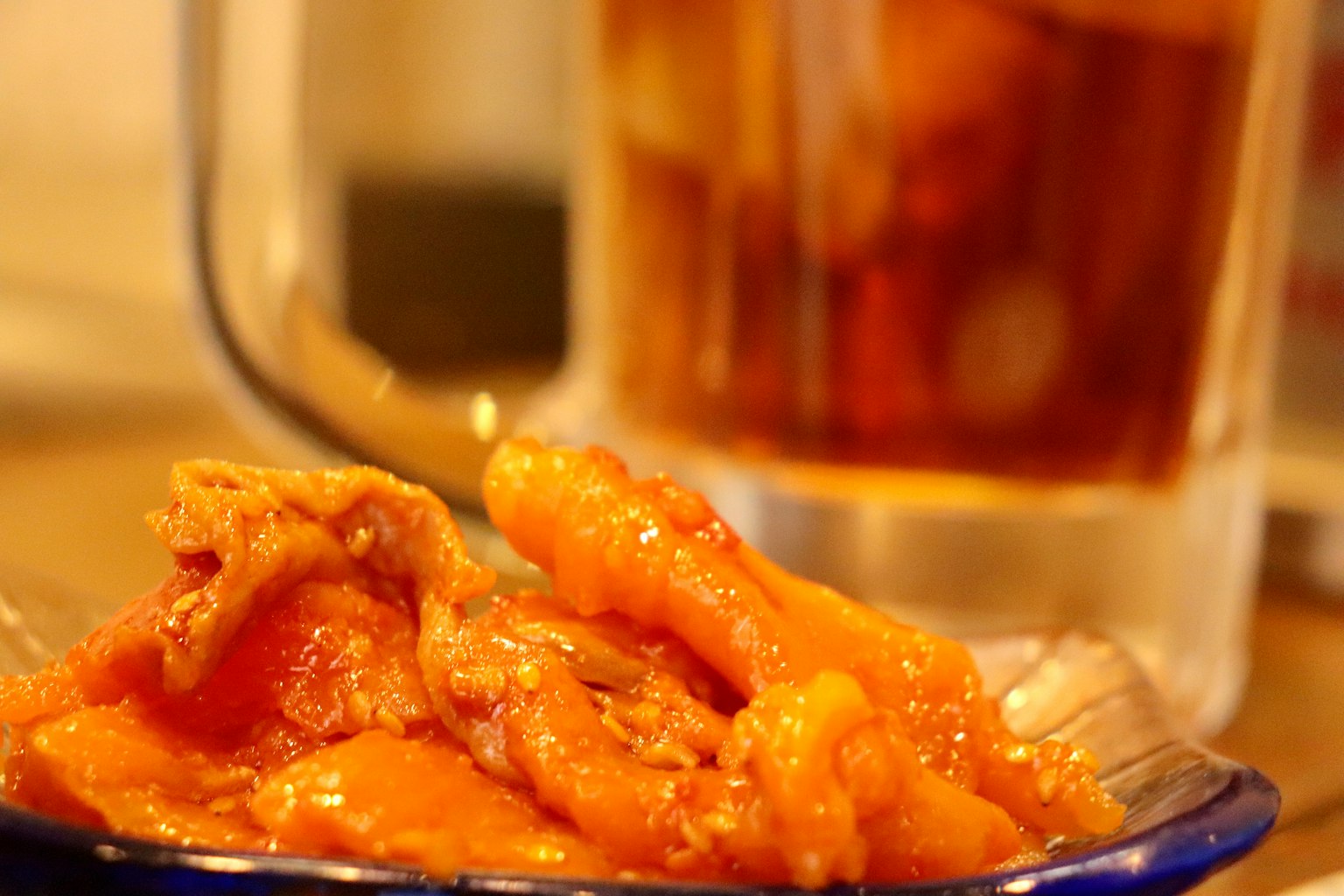 盤子裡的甜點和背景的飲料