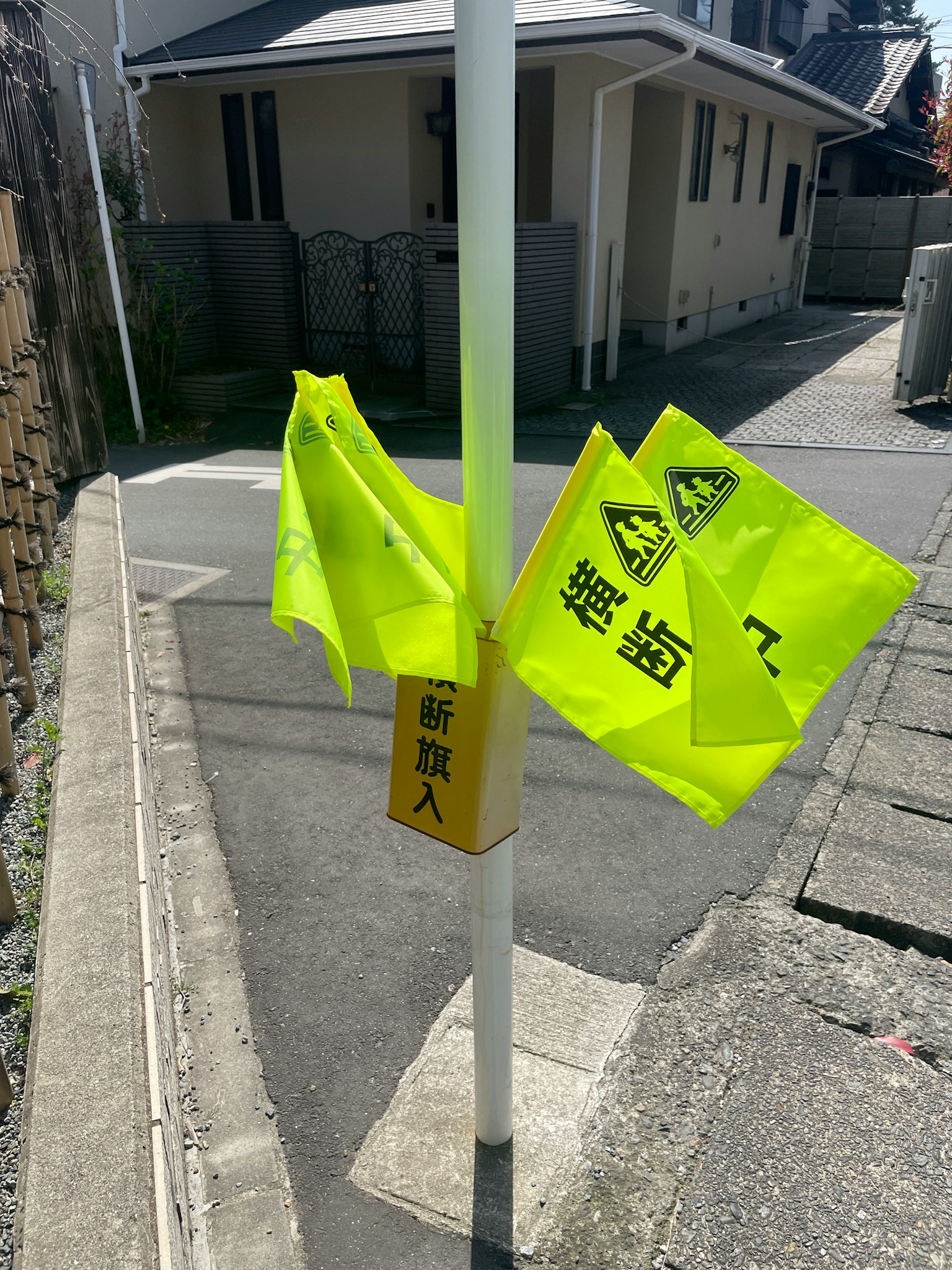 黃色旗幟固定在住宅區的柱子上