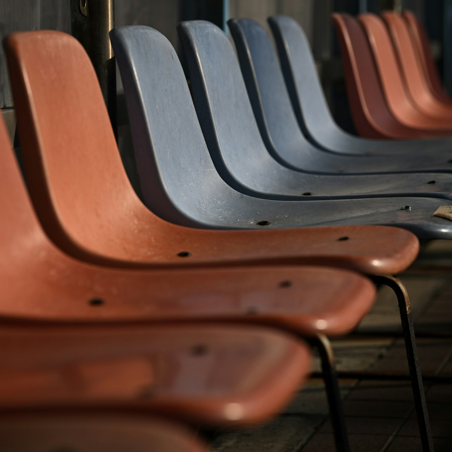 Rangée de chaises colorées dans un cadre extérieur