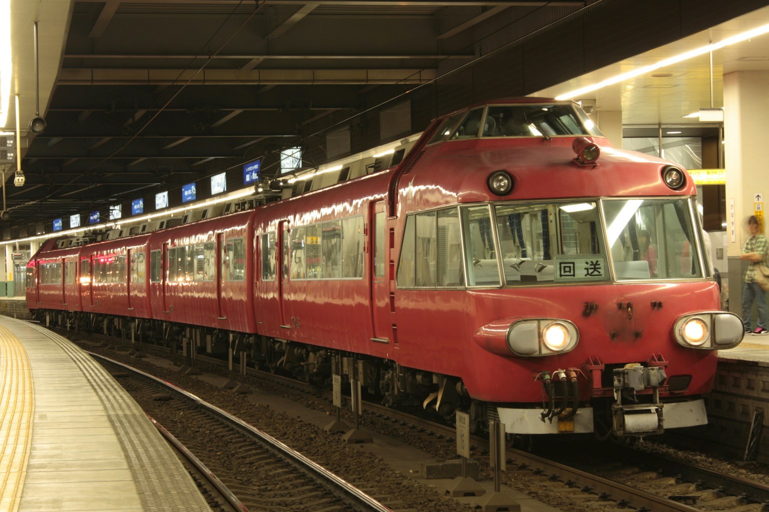Kereta merah di stasiun kereta bawah tanah dengan rel melengkung