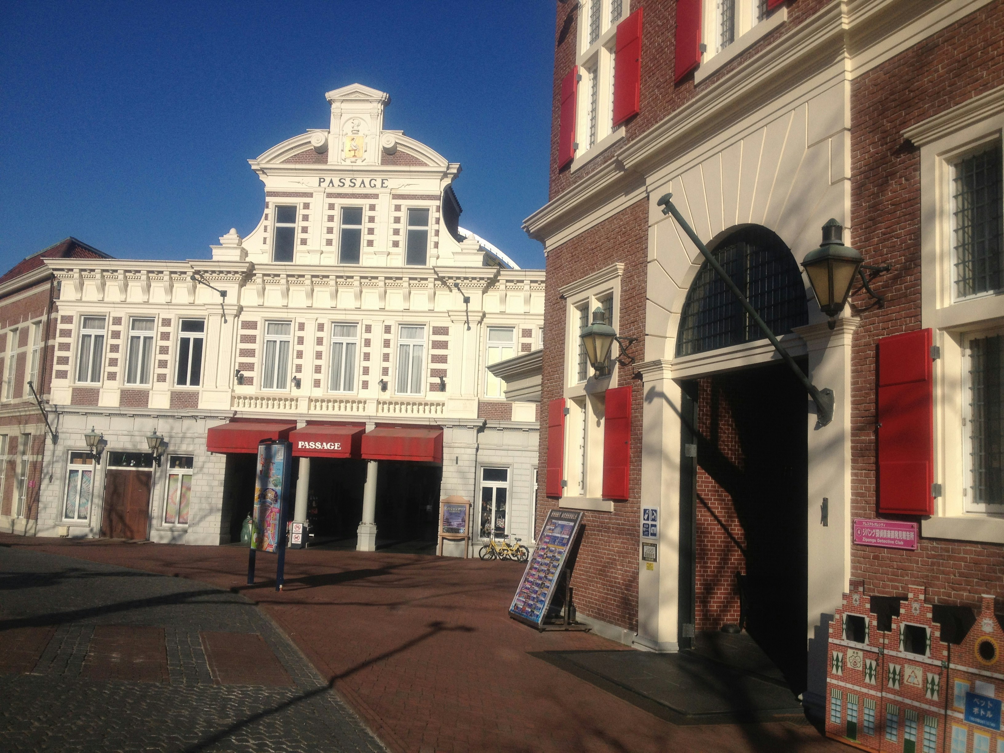 カジノ風の建物が並ぶ街角の屋外風景