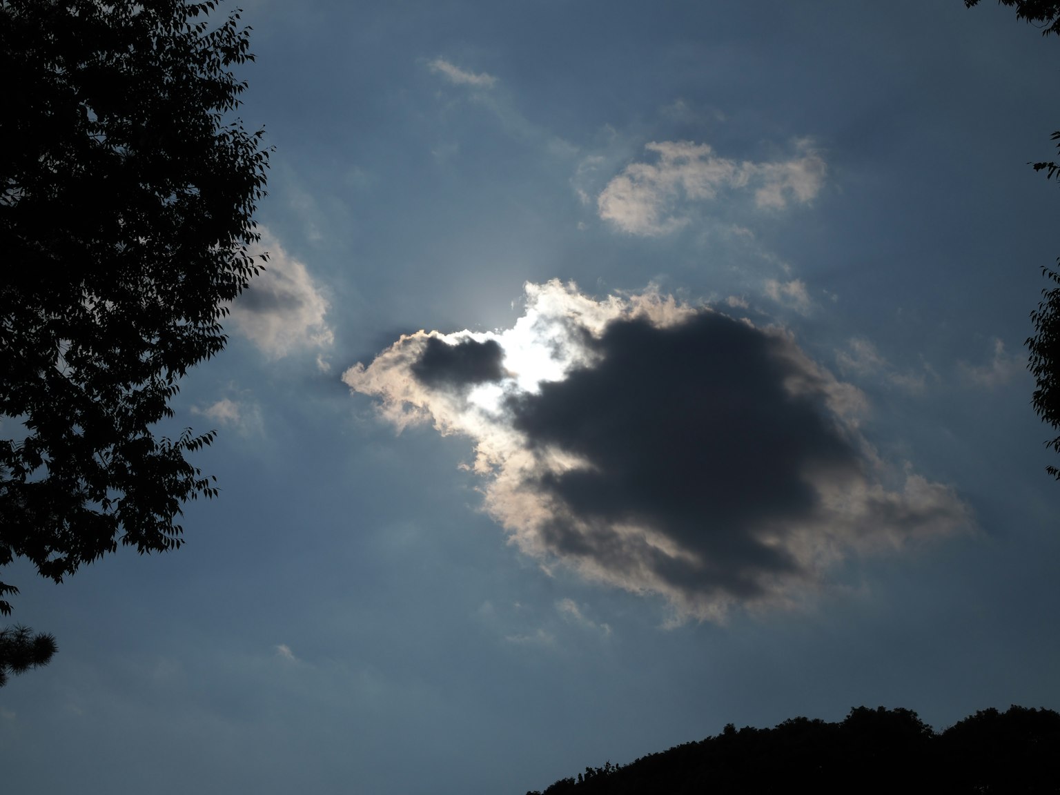 Pemandangan langit dengan sinar matahari yang menyinari melalui awan