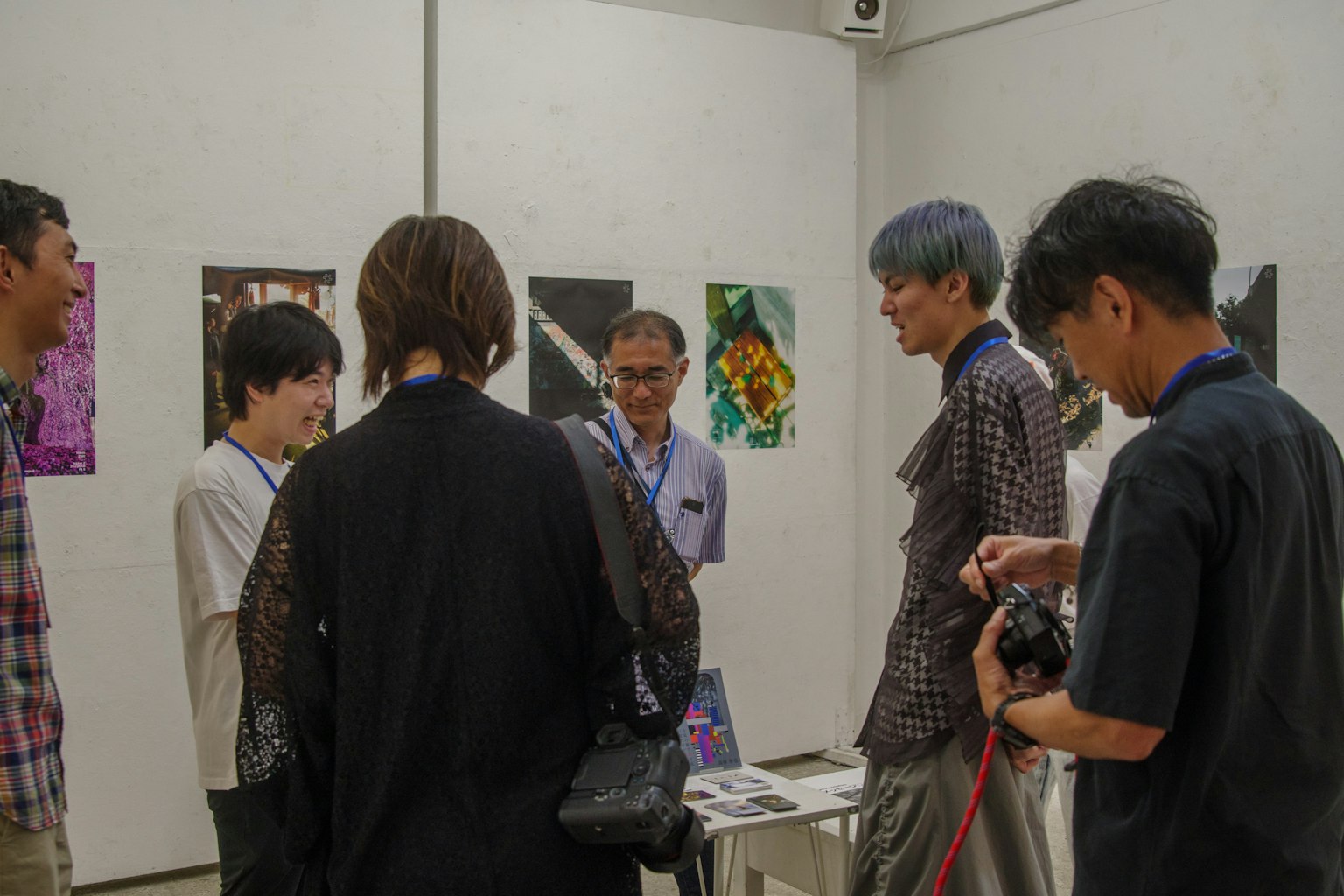 미술관에서 작품에 대해 이야기하는 사람들 그룹