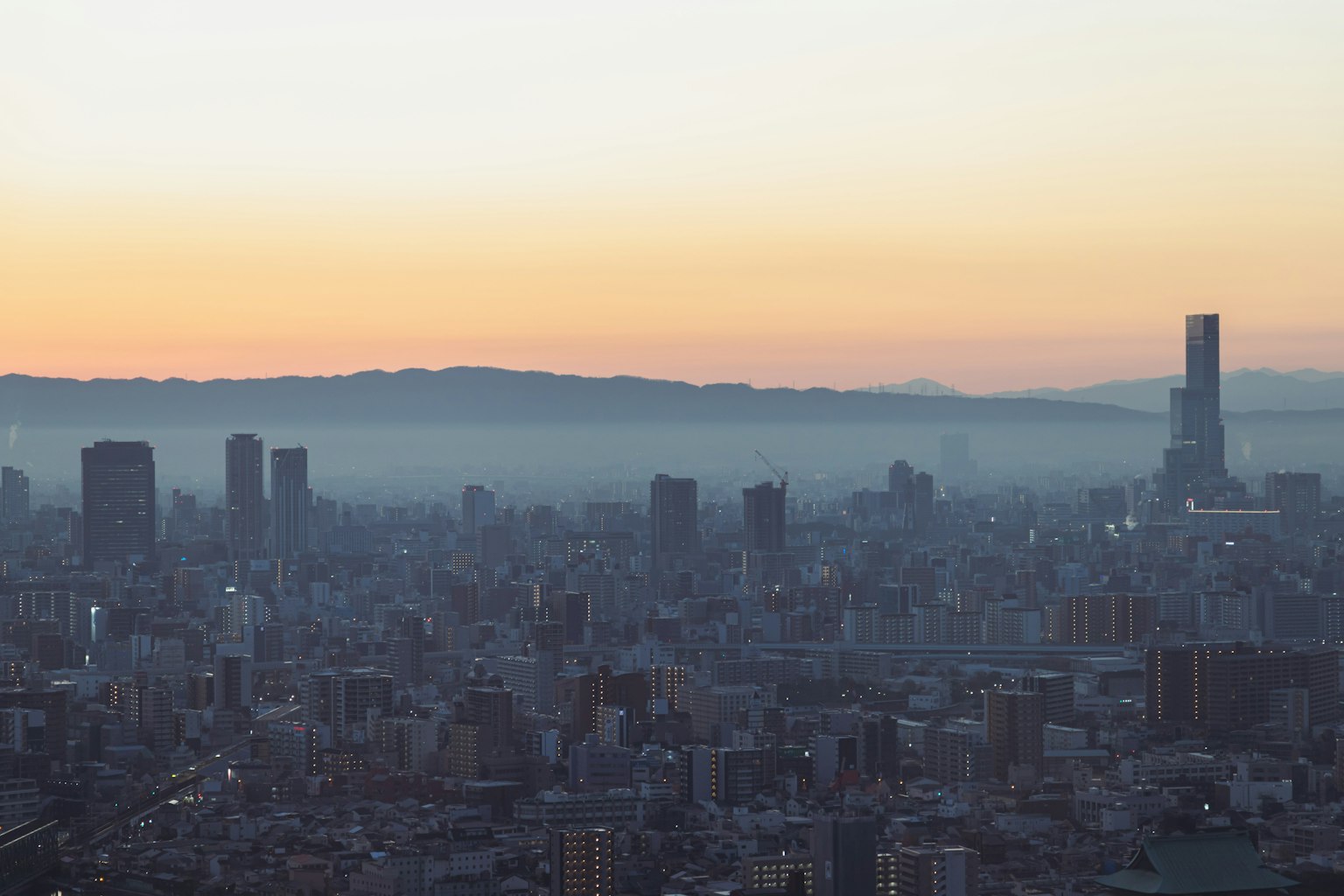大阪城市景观的日落全景