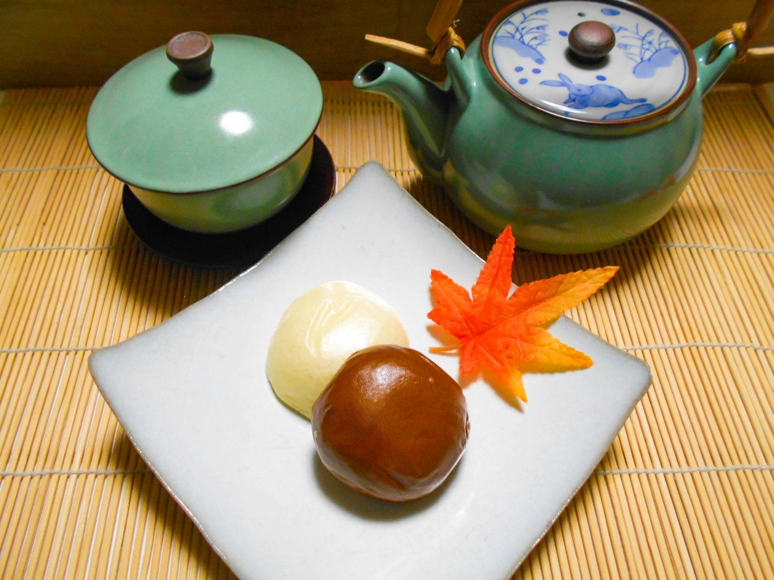 绿色茶具搭配传统甜点和秋季枫叶装饰