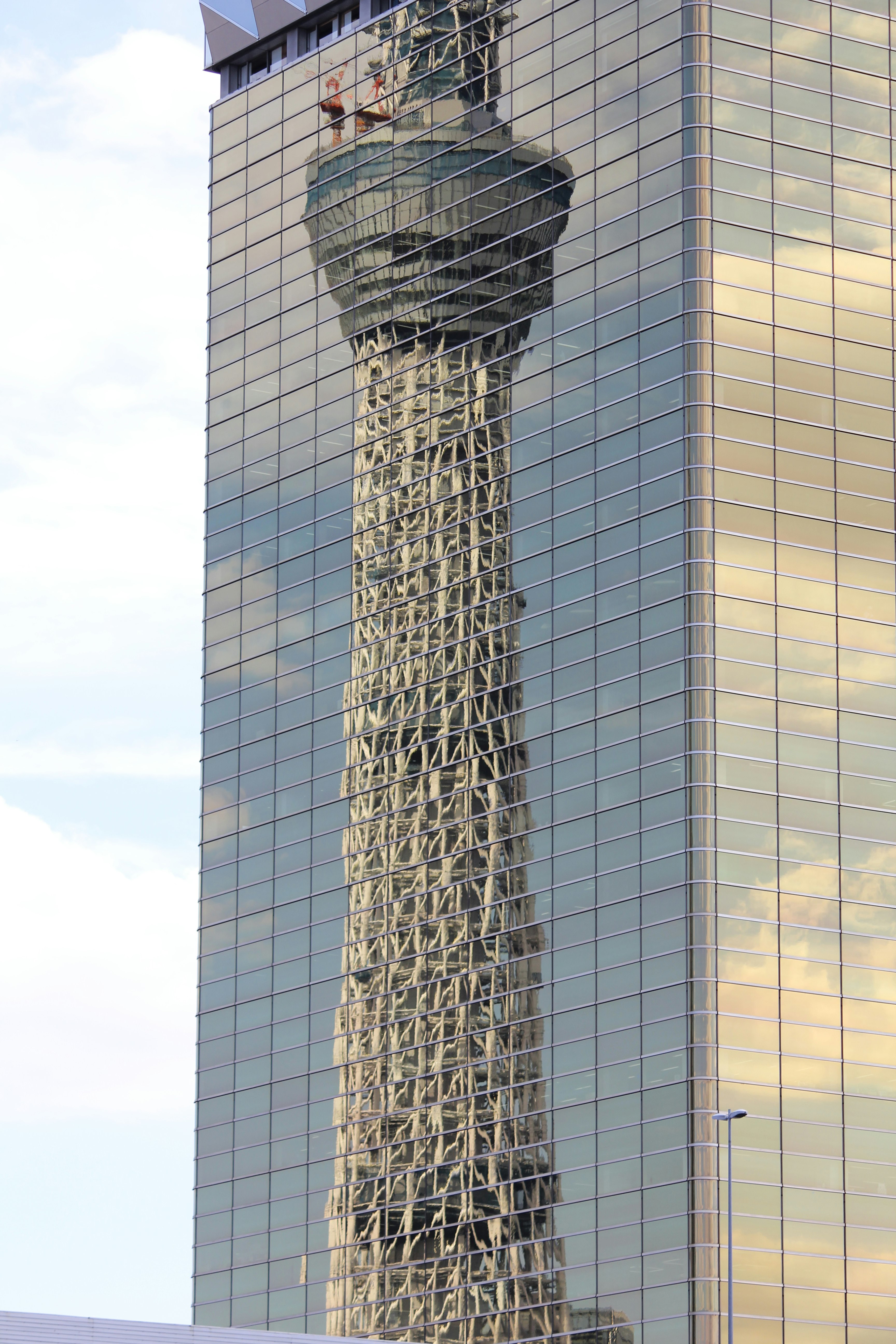 ガラス張りの高層ビルに絡む外部足場のある建設現場の塔状構造