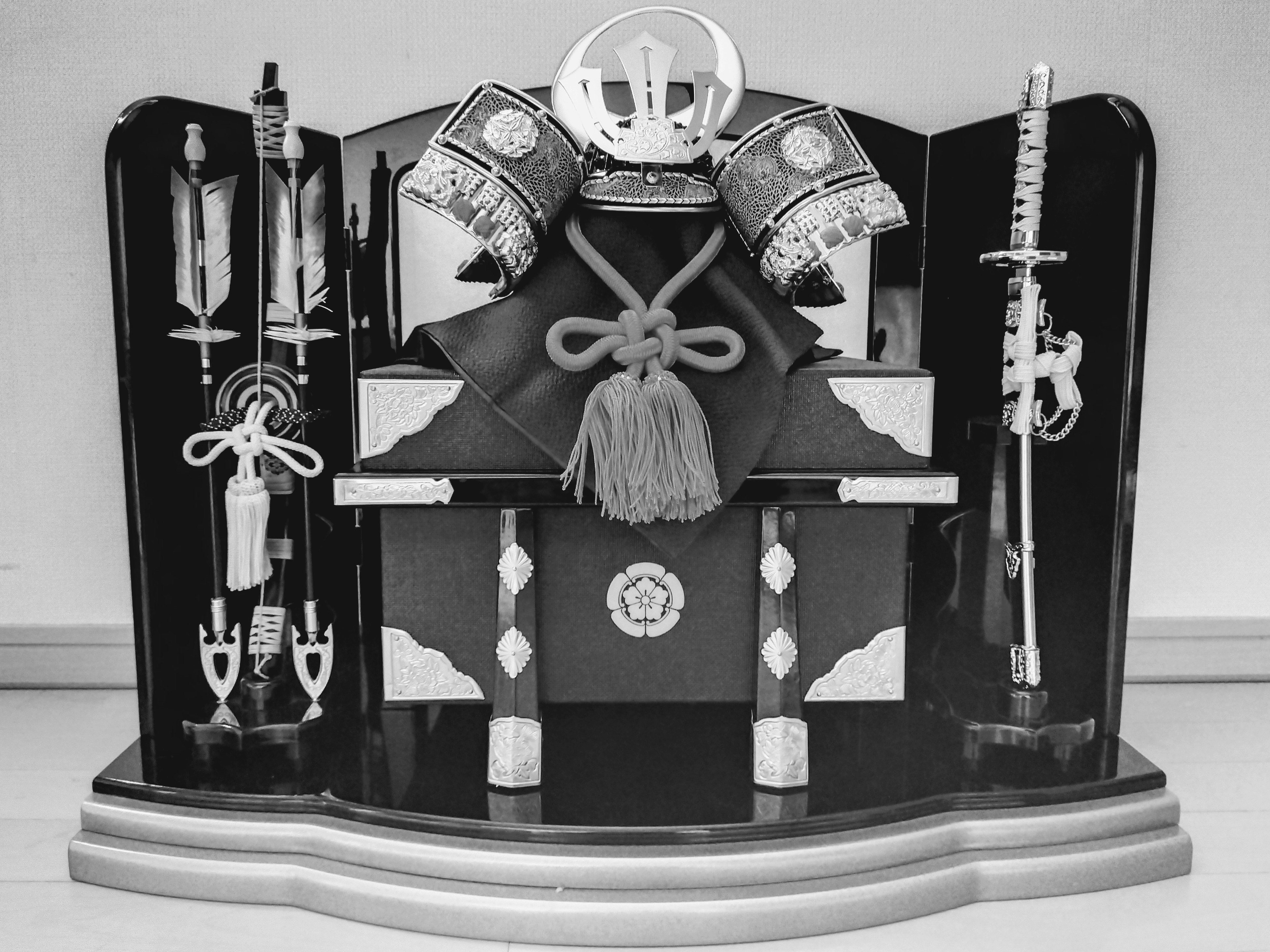兜飾りのある武具の祭壇のようなディスプレイ