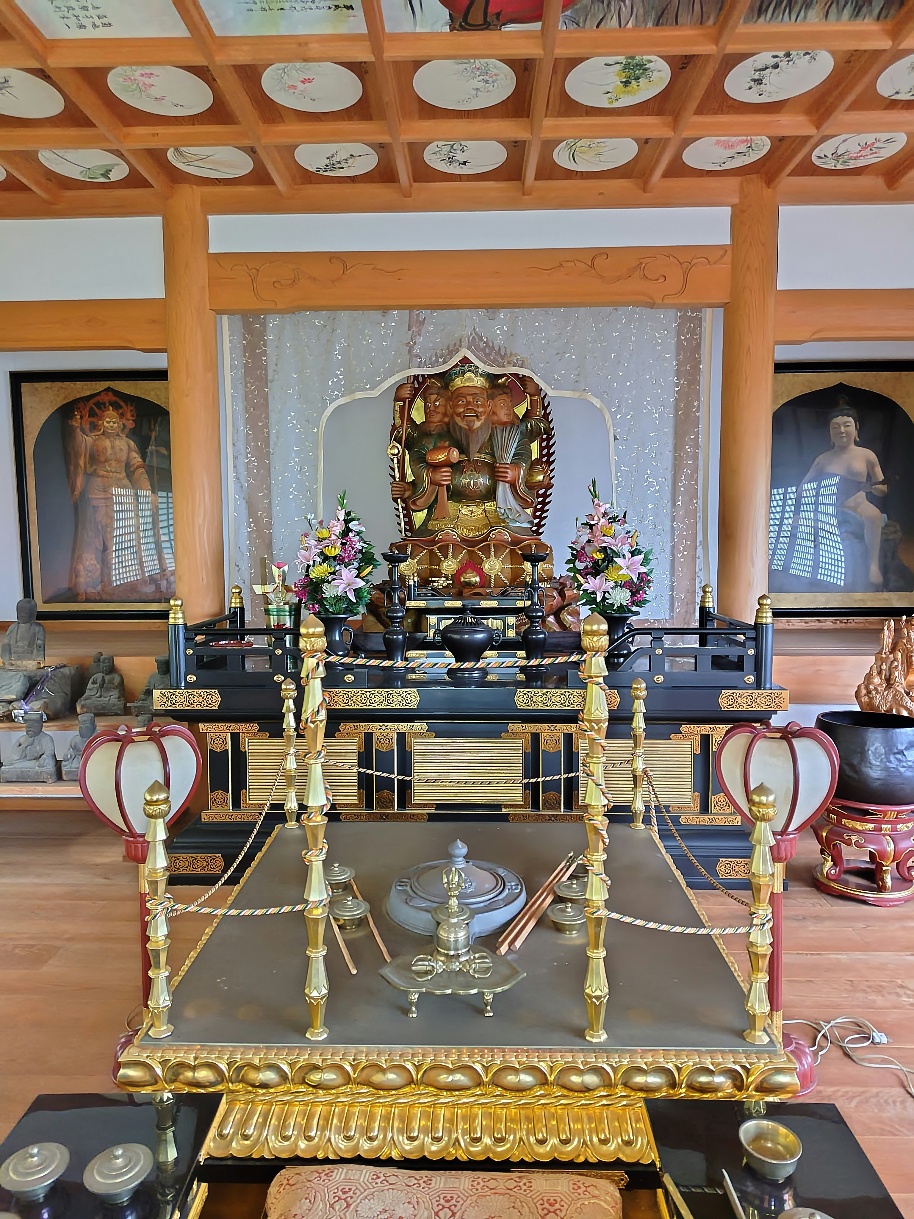 三面大黑天像供奉的祭坛