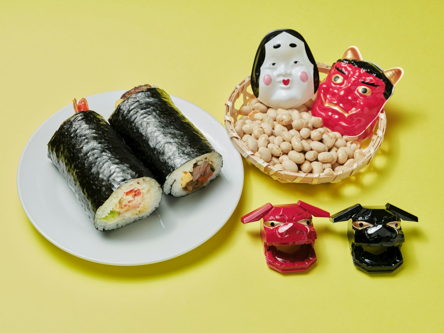 Gambar dengan gulungan sushi dan mangkuk camilan kacang di latar belakang kuning