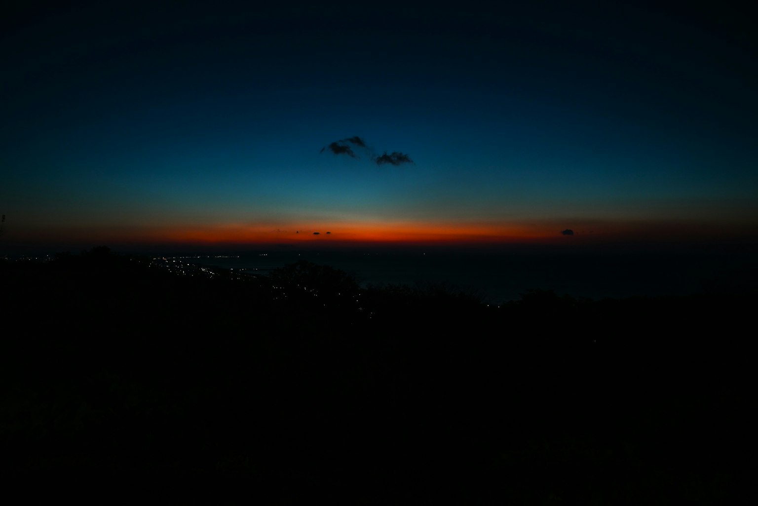 Stupendo cielo notturno con sfumature di blu e arancione al tramonto