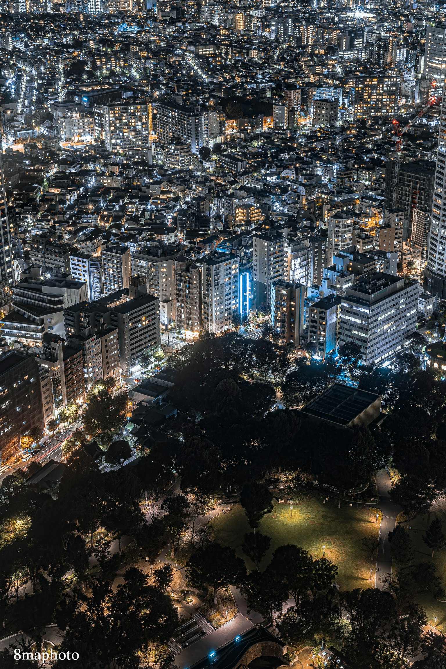 Paysage urbain nocturne avec de grands bâtiments et des parcs verts rues illuminées