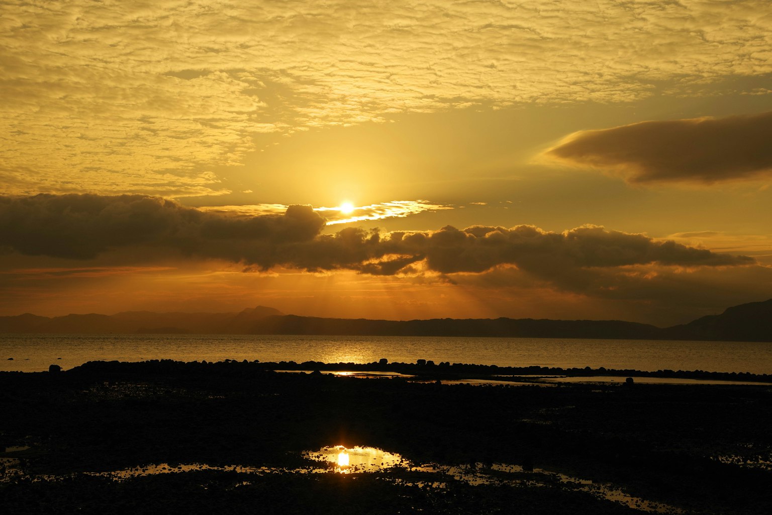 Bellissimo paesaggio al tramonto con cielo arancione e nuvole