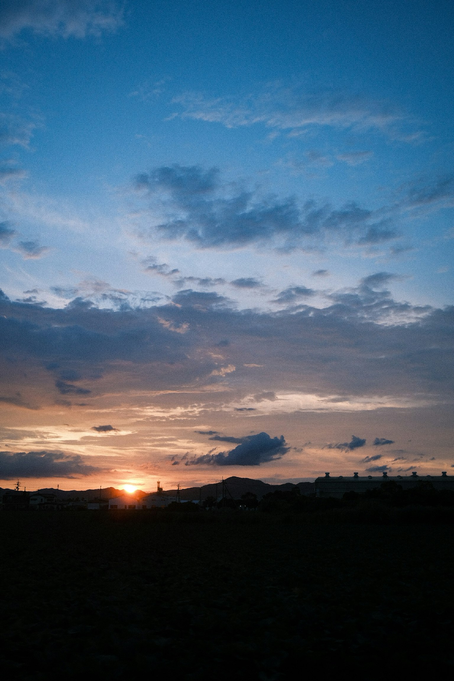 Pemandangan indah dengan matahari terbenam langit biru dan awan tersebar