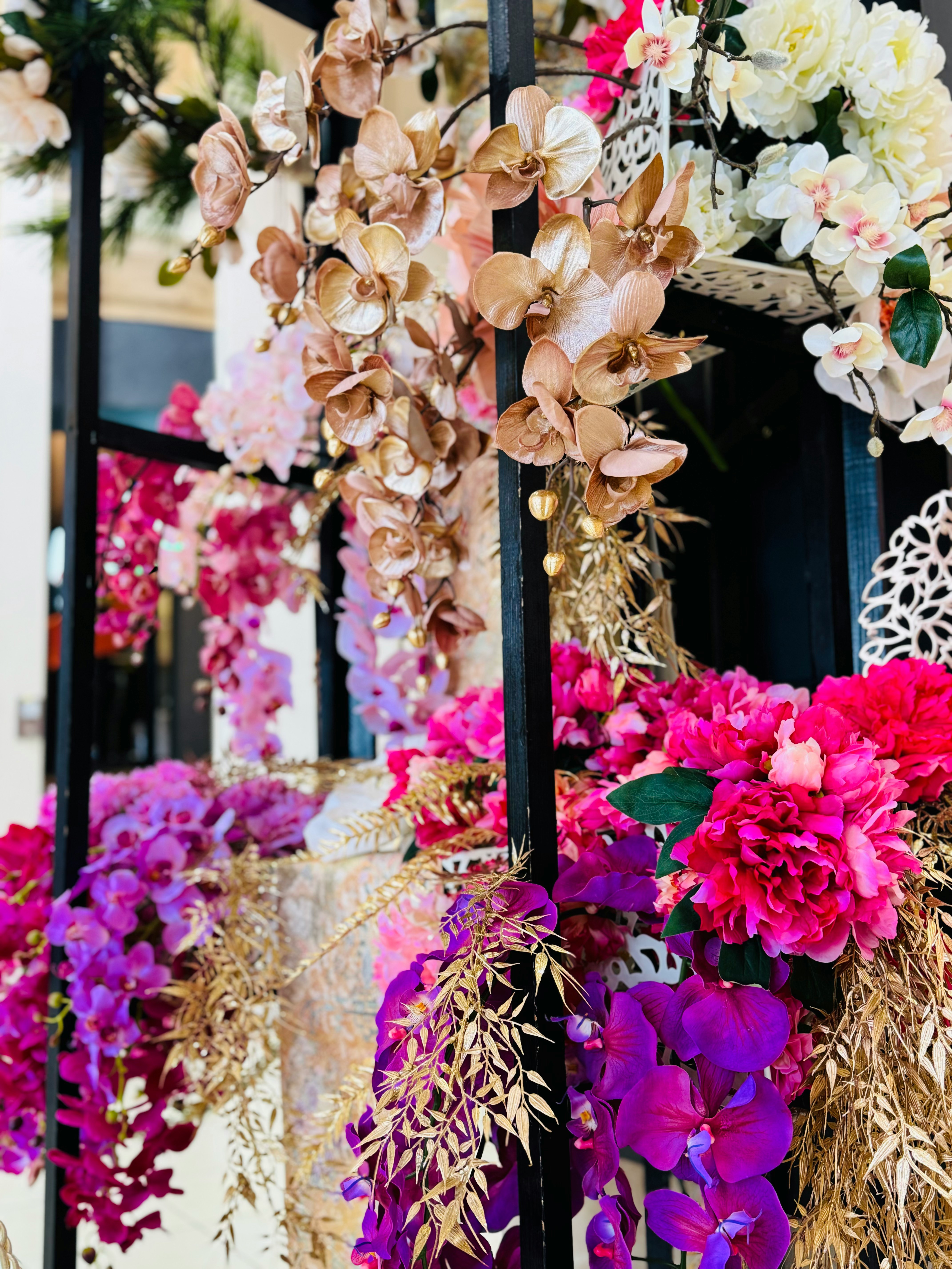 色鮮やかな花々が飾られた屋外の装飾ディスプレイ