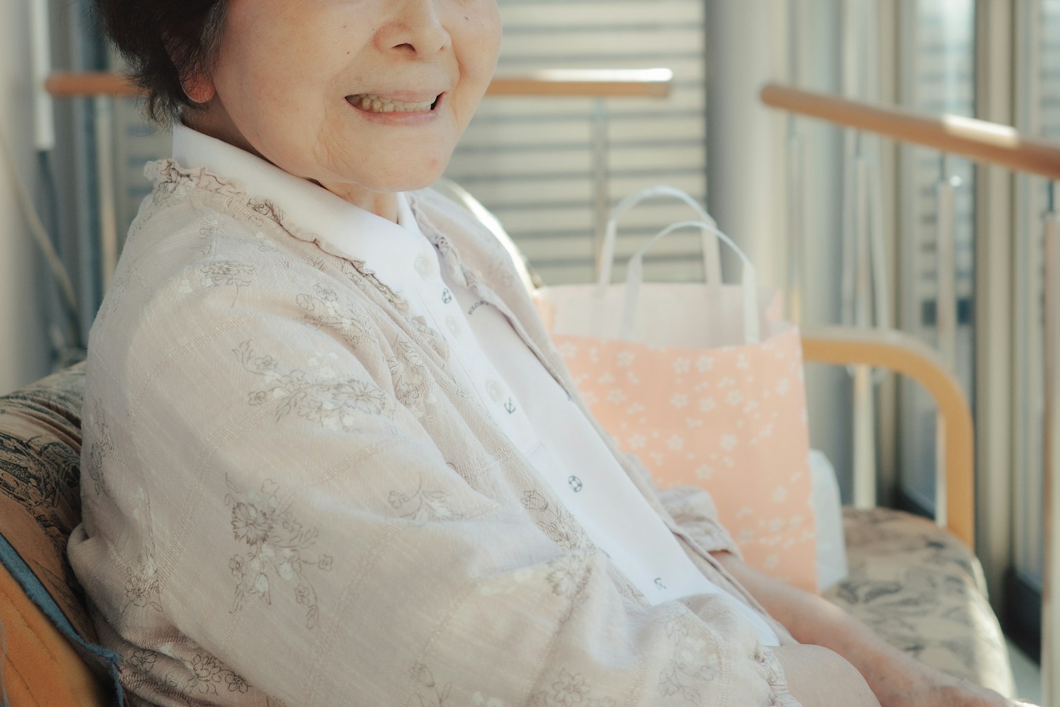 Mujer anciana sonriente sentada en un sofá