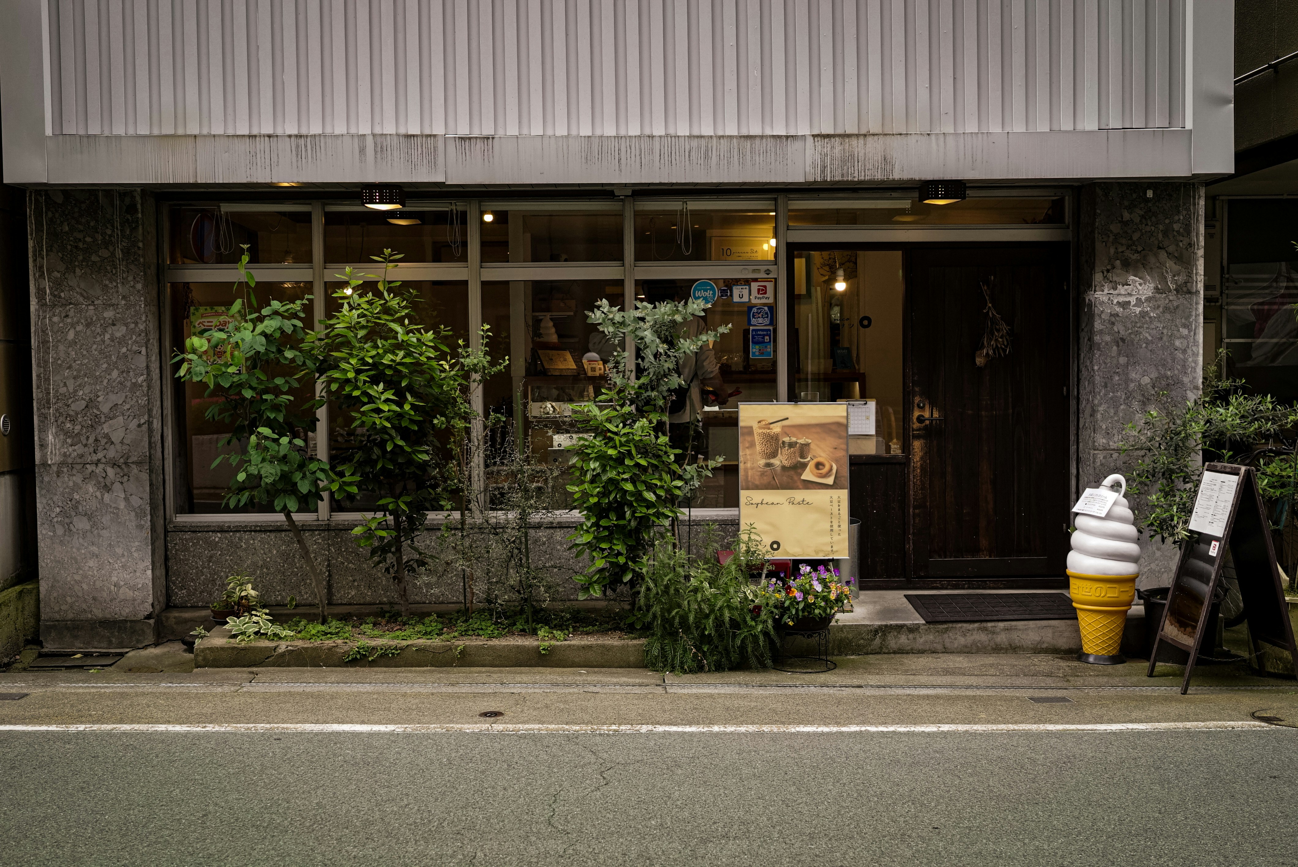 カフェの入口に並ぶ観葉植物とソフトクリーム