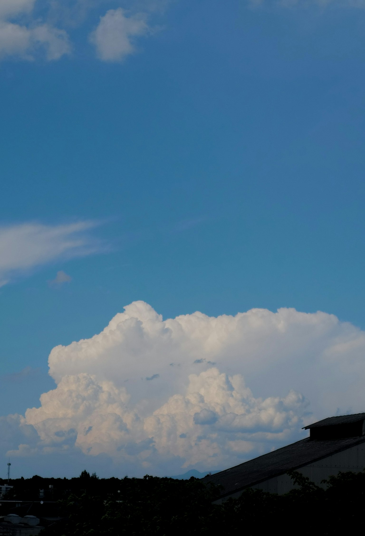 Blick auf weiße Wolken, die in einem blauen Himmel schweben