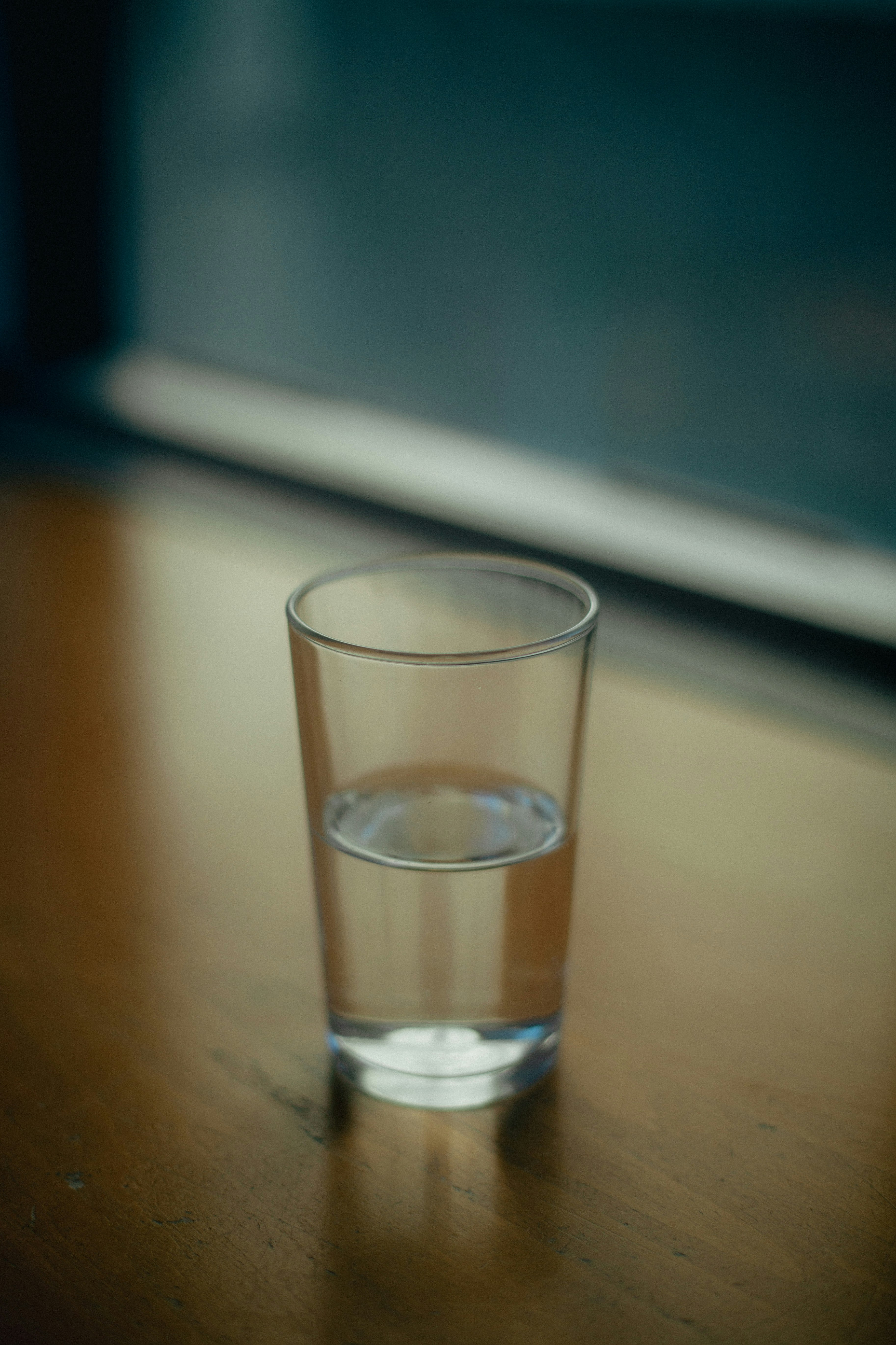 Une scène intérieure calme avec un verre d’eau sur une table