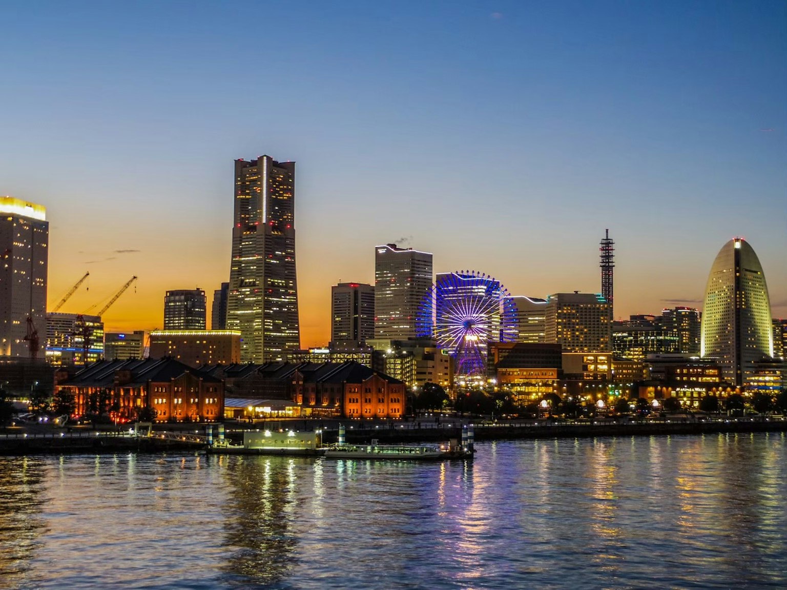 Skyline di Yokohama al crepuscolo con edifici illuminati