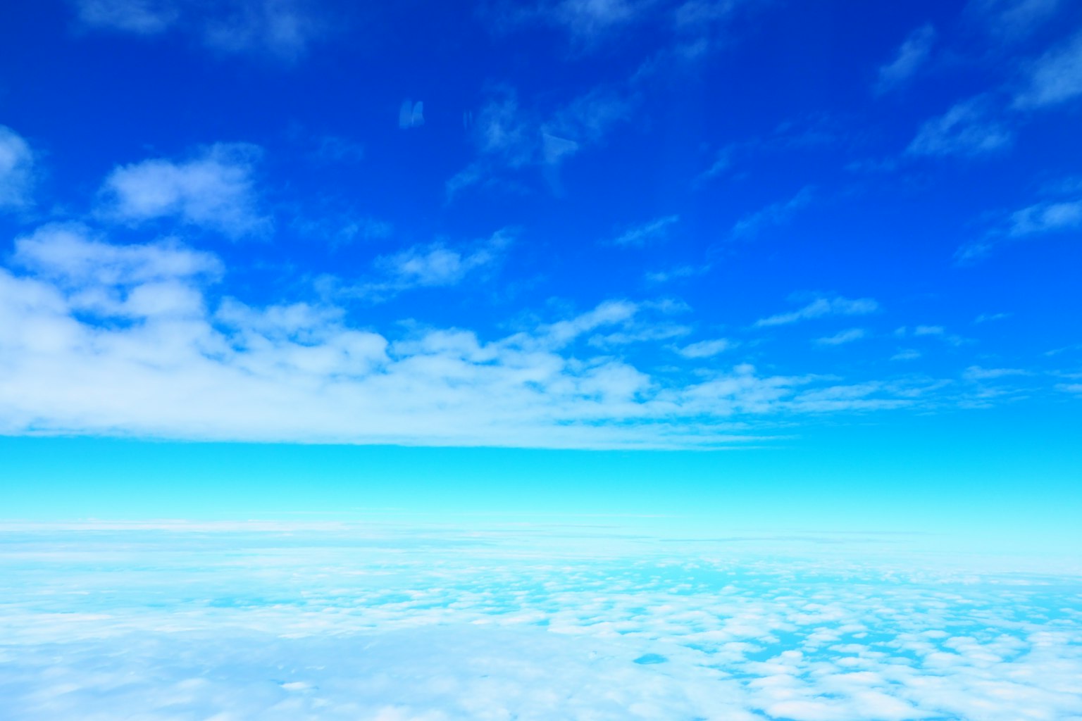 Langit biru luas dengan awan putih dan efek gradasi