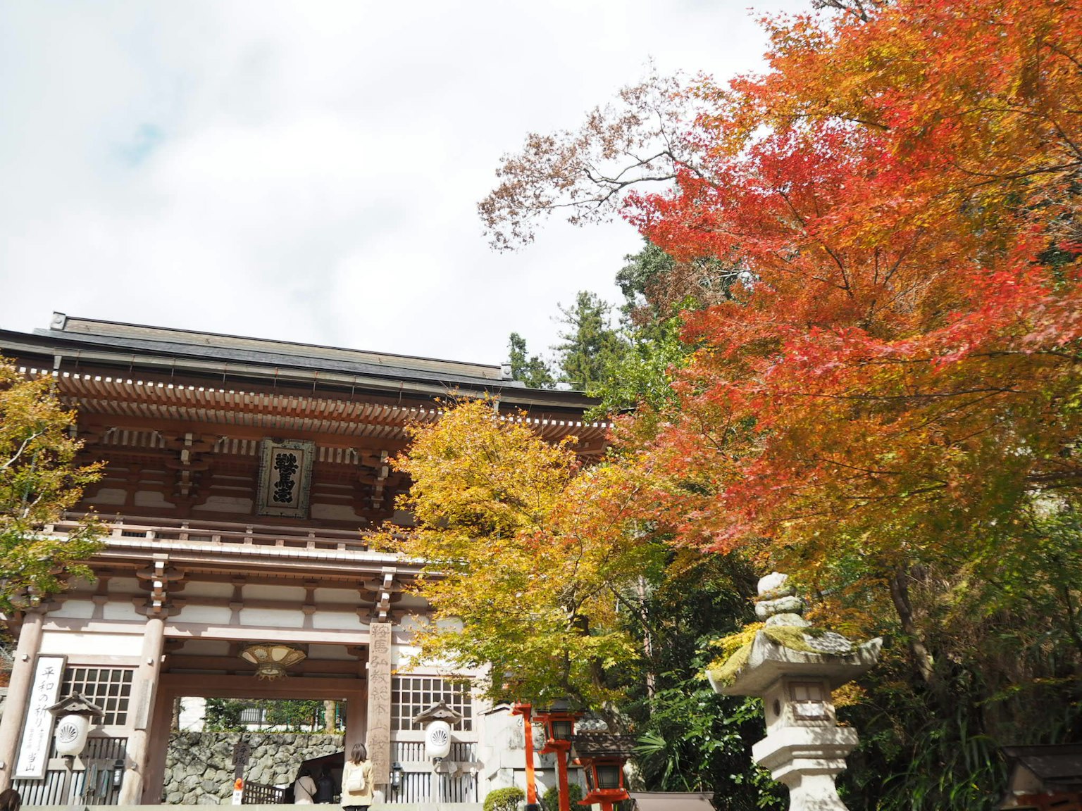 ทิวทัศน์ที่สวยงามของประตูศาลเจ้าที่ล้อมรอบด้วยใบไม้ฤดูใบไม้ร่วงที่สดใส