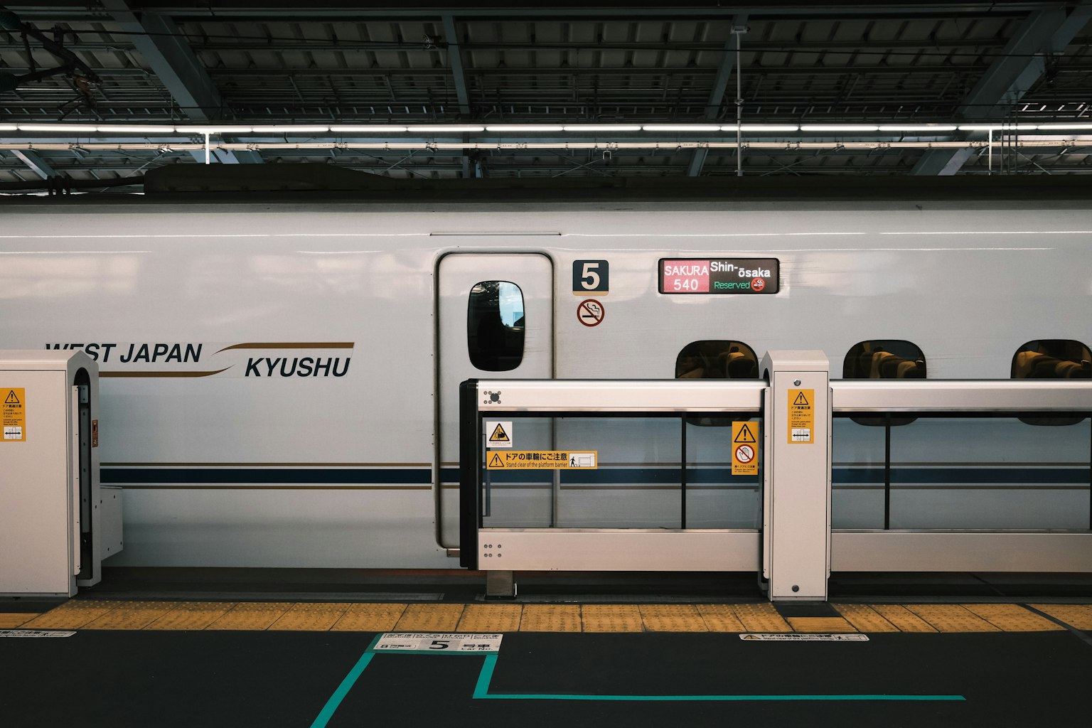 Tàu Shinkansen Kyushu tại Nhật Bản ở ga