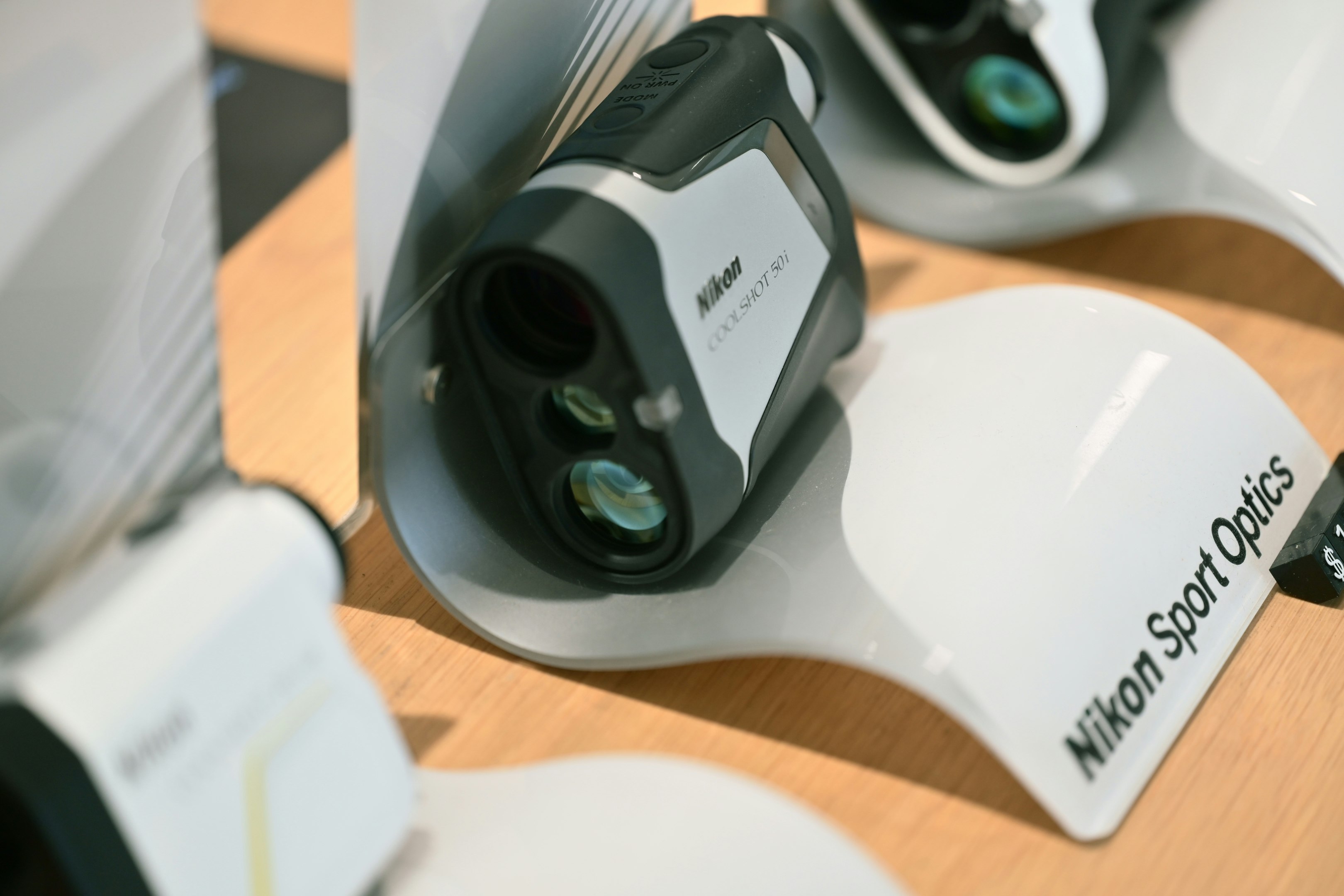 Nikonのスポーツ用双眼鏡とカメラ機材のある机上