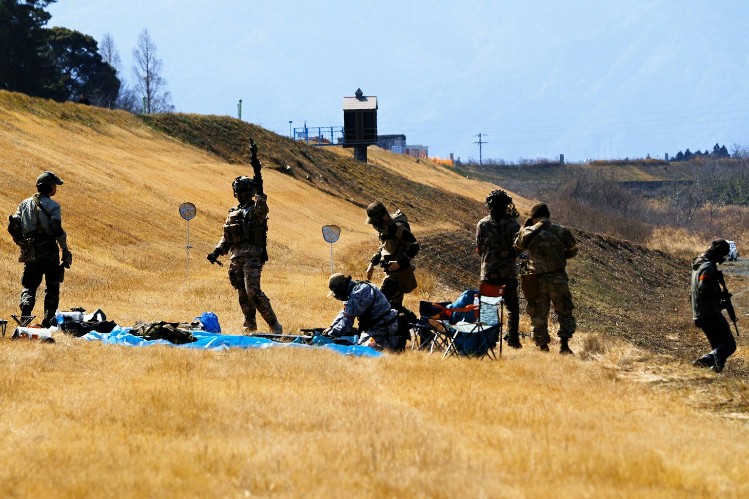 士兵在草地上进行训练