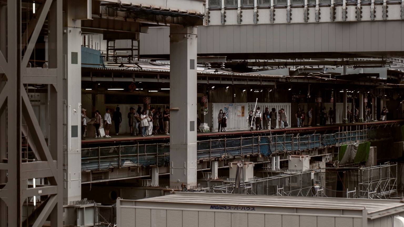 站台上站著的人和結構細節