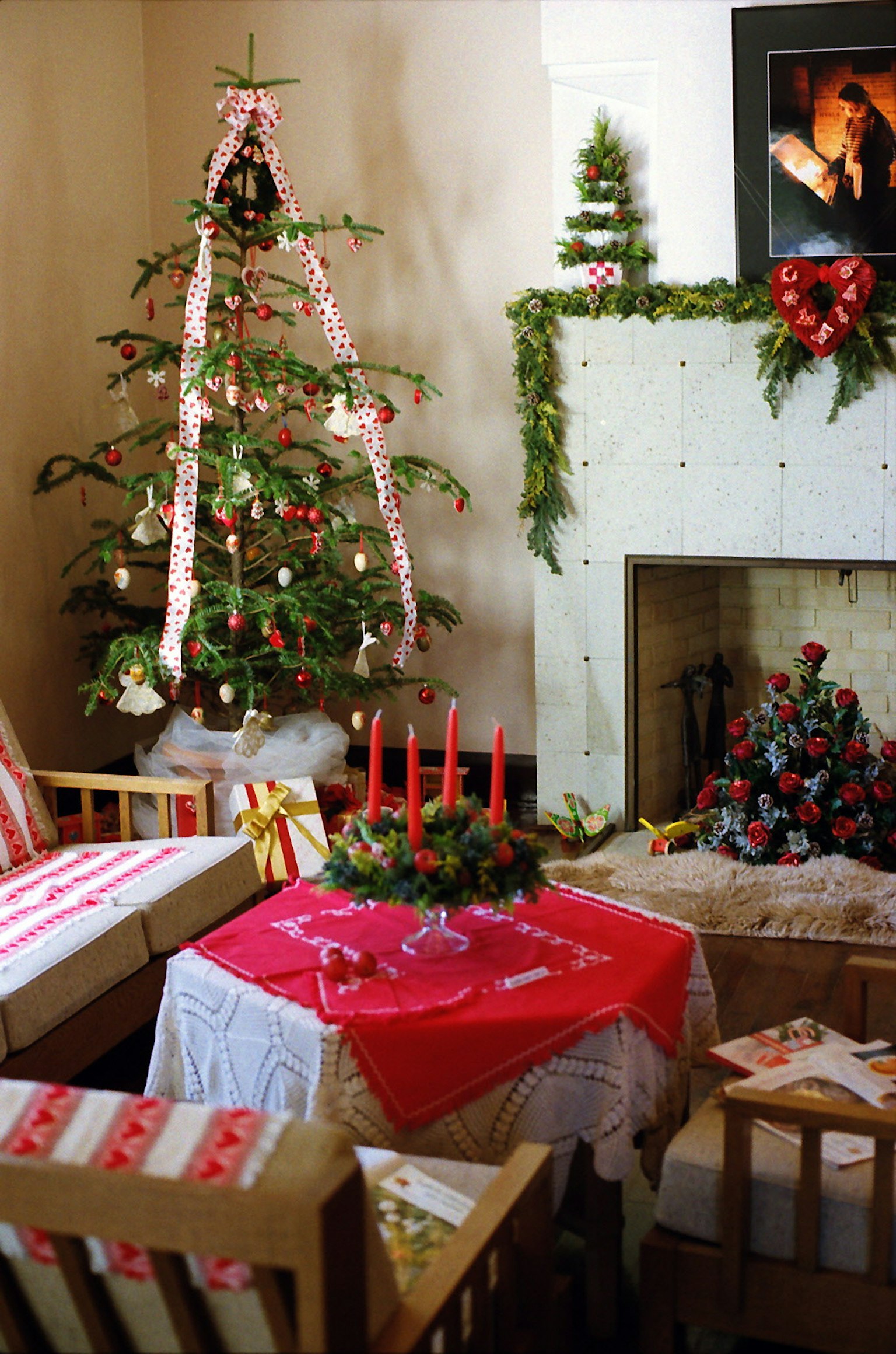 Sala acogedora con un árbol de Navidad y un mantel rojo