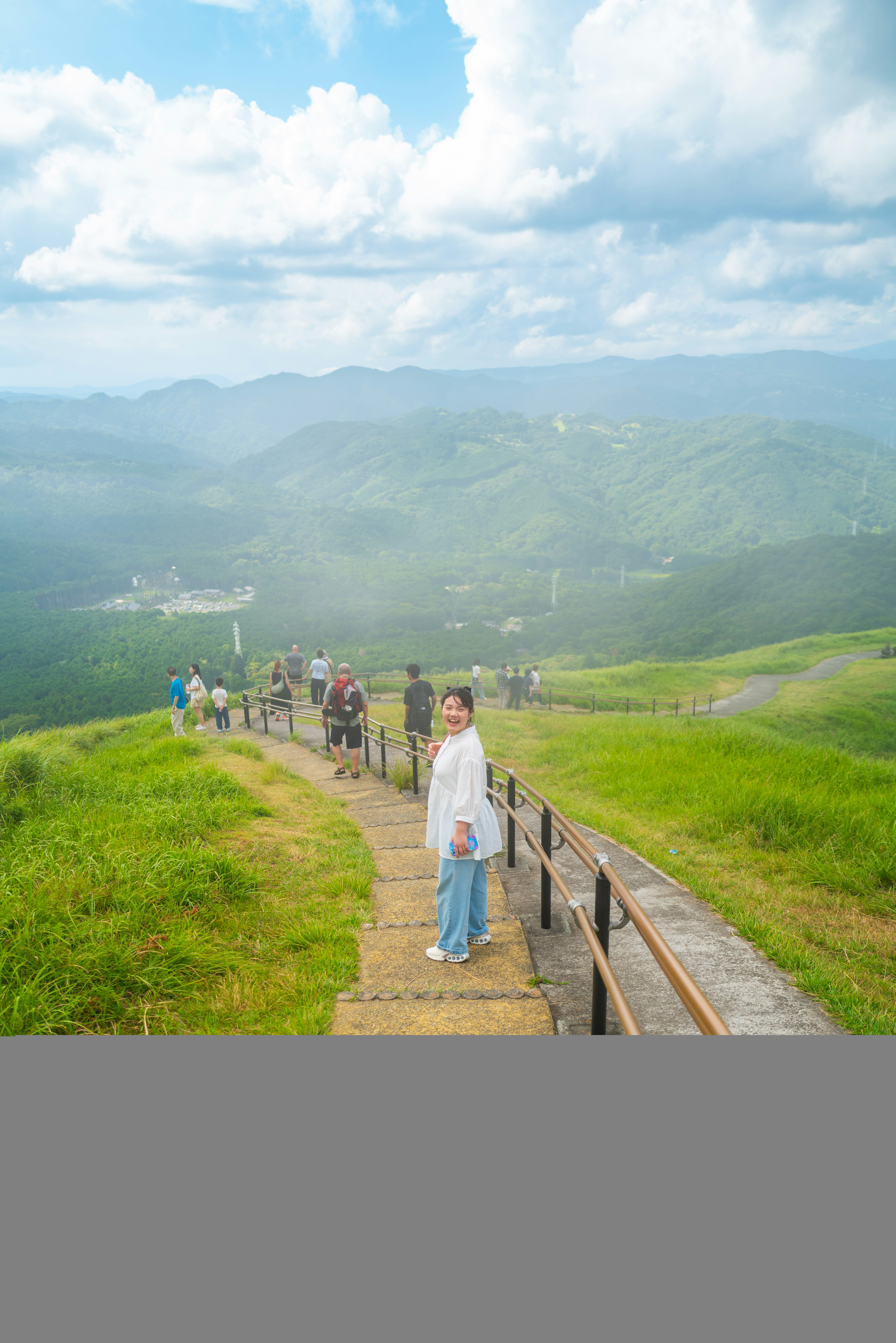 緑の稜線を歩く登山道の風景
