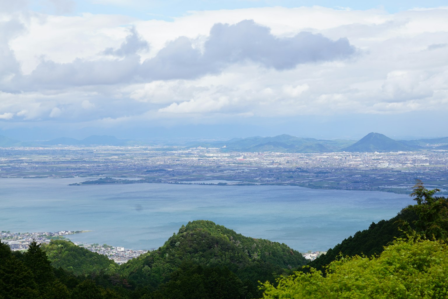藍色海洋和綠色山脈的風景