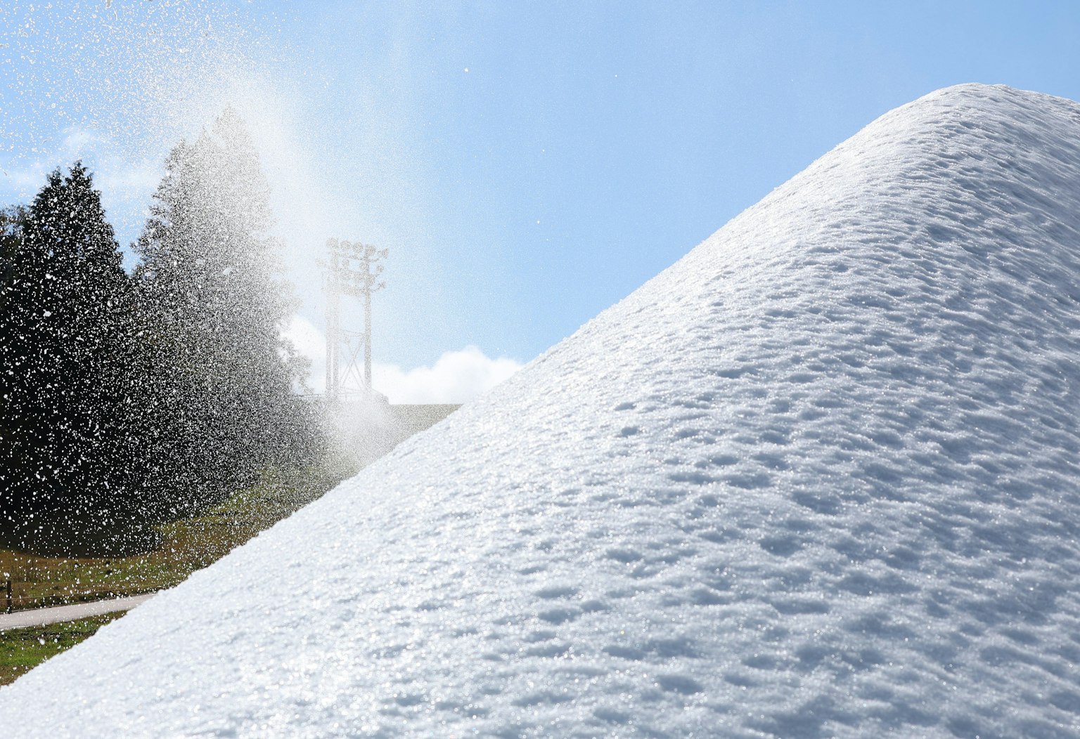 Mound di neve con cielo blu e neve soffiata