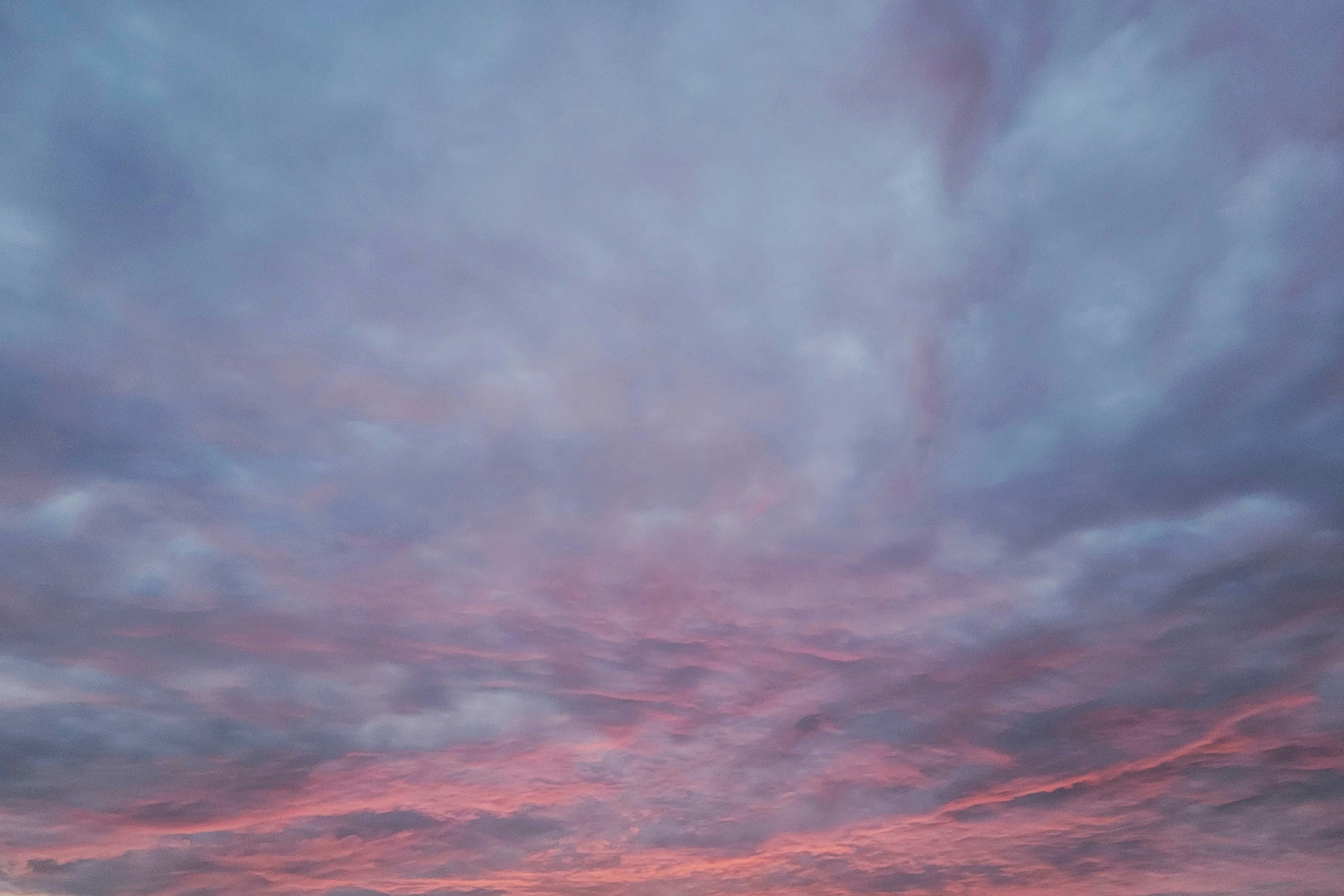 夕焼けの空に広がる雲のグラデーション