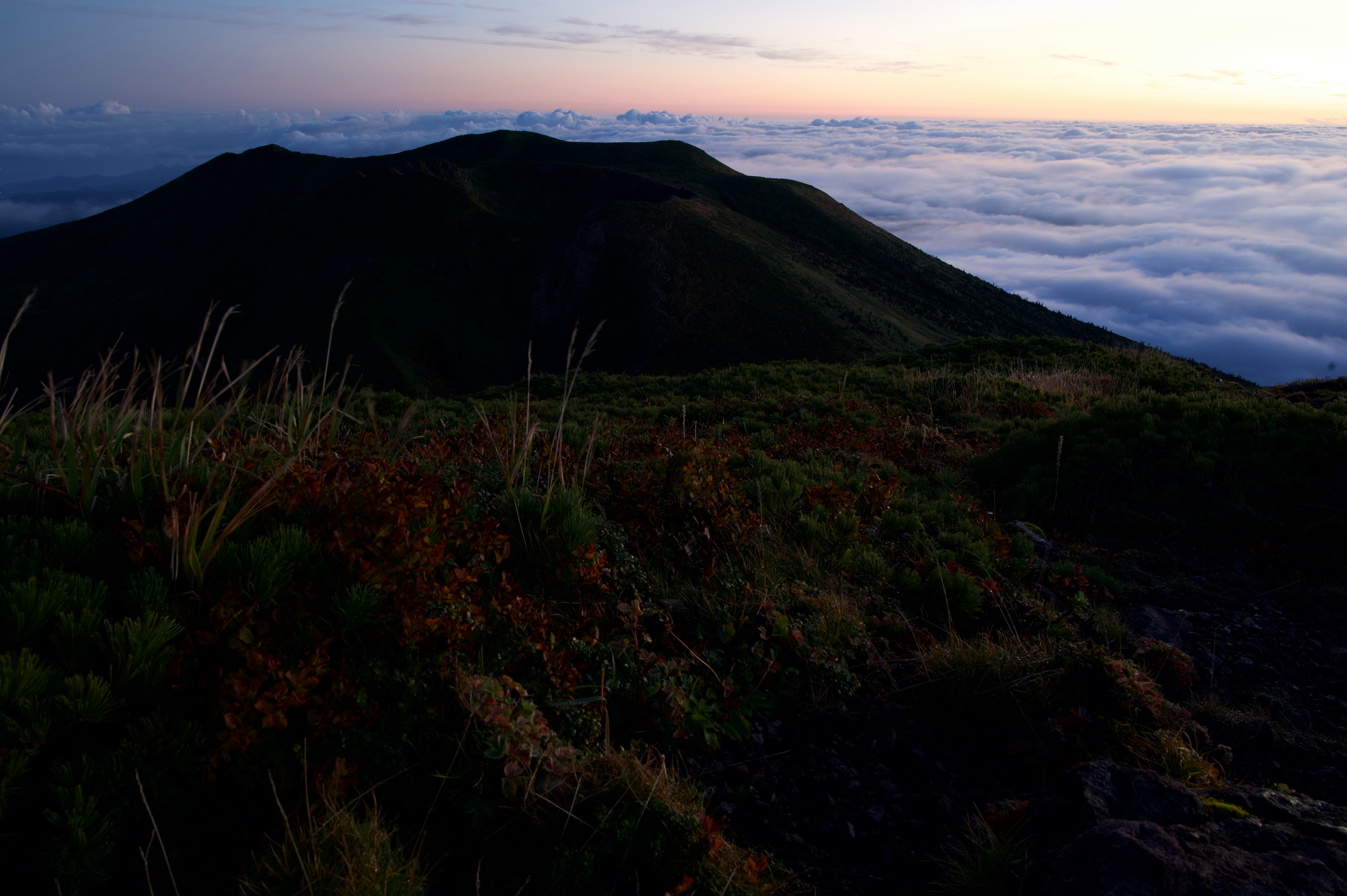 夕暮れの稜線と雲海が広がる山の風景