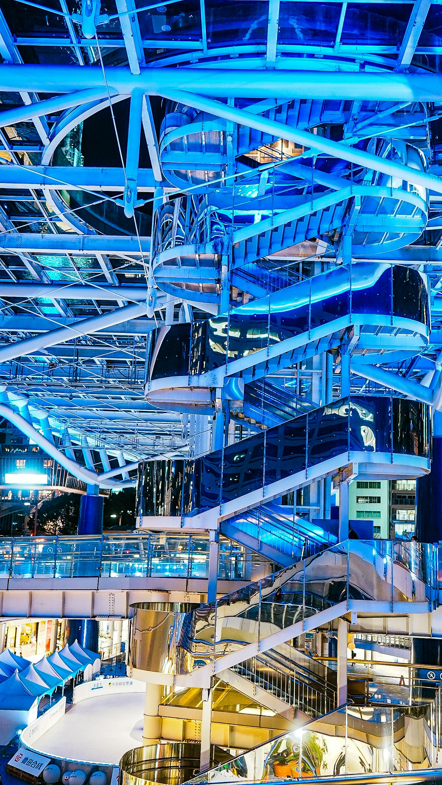 Struktur slide dan tangga modern dengan pencahayaan biru