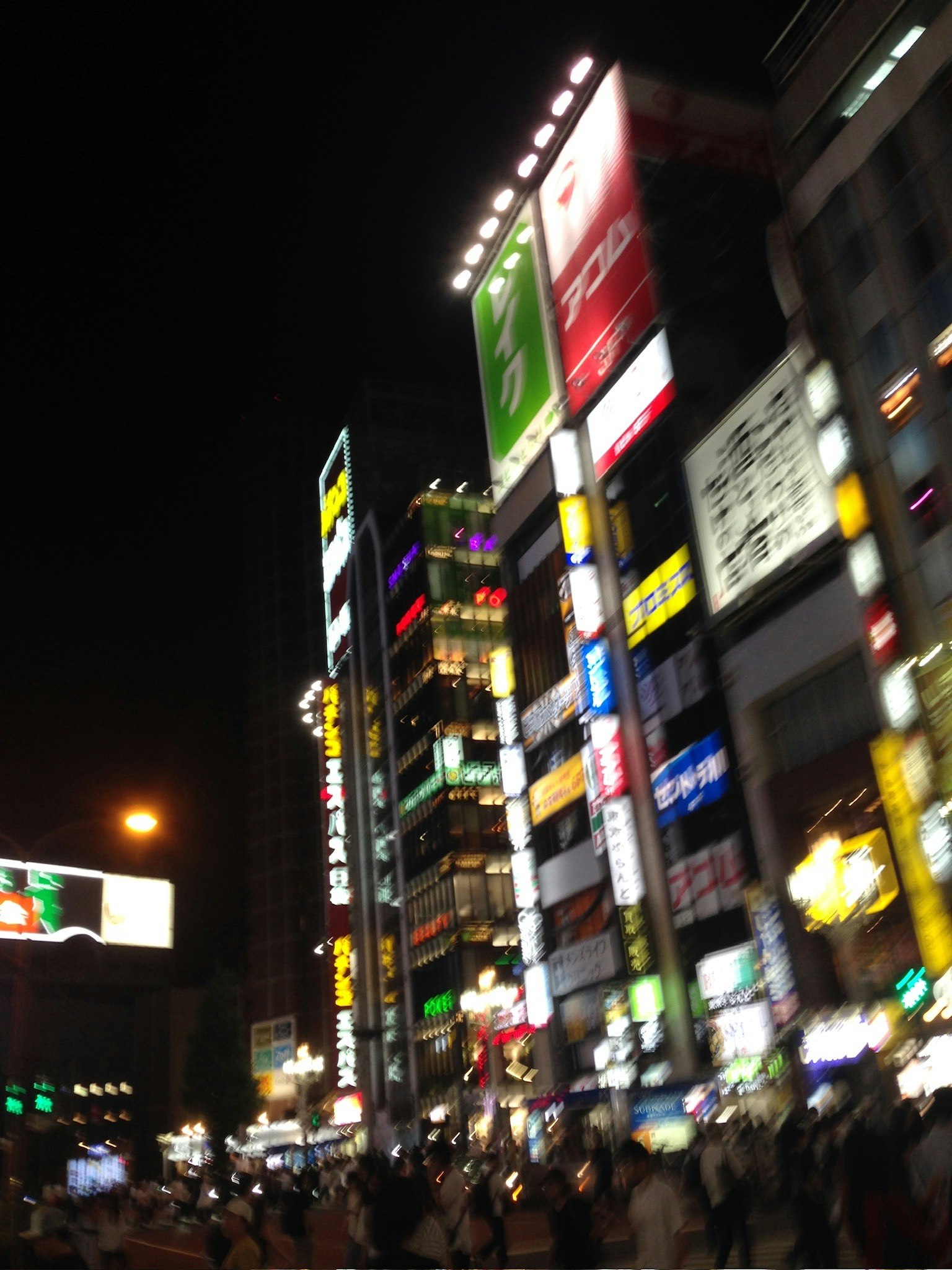 眠らない街のネオン看板が並ぶ夜の繁華街