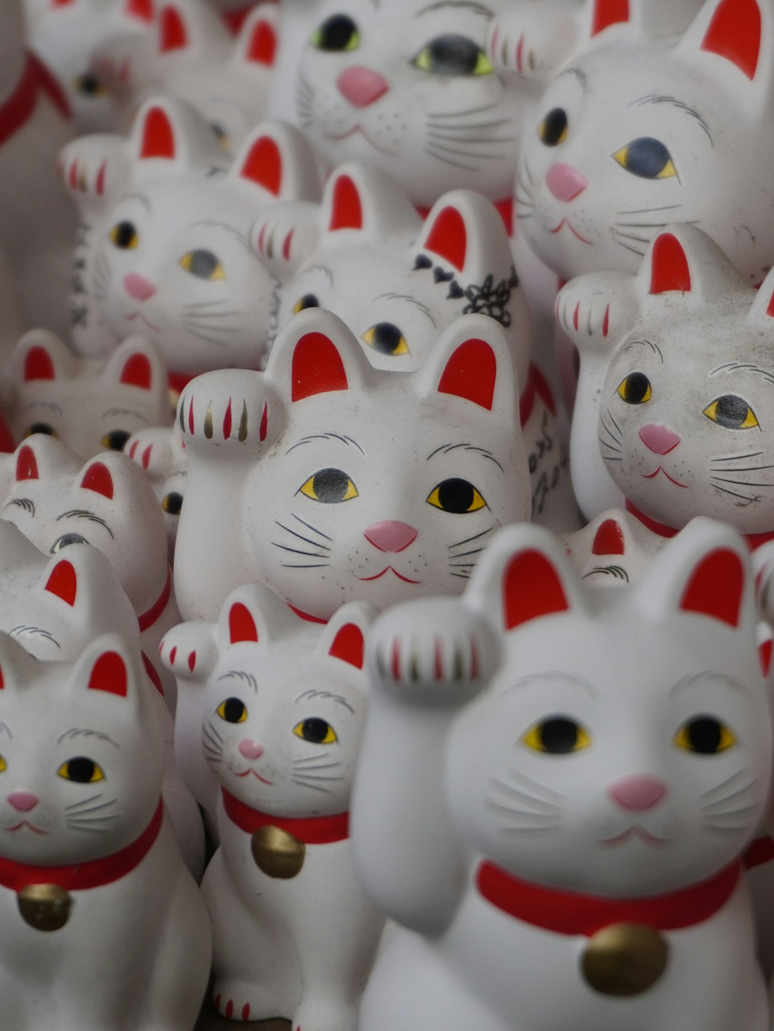 白い招き猫がたくさん並んでいる画像