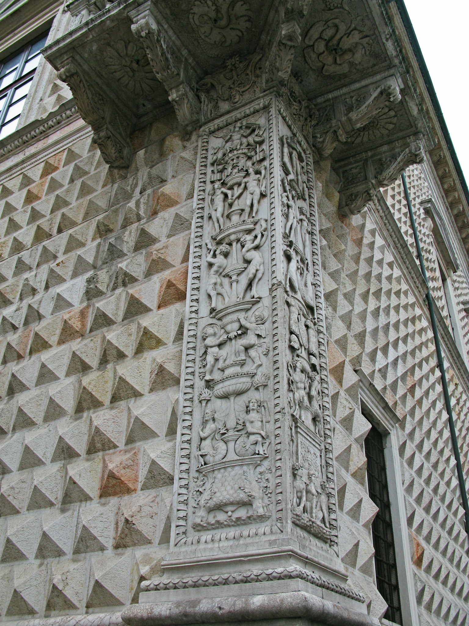 Immagine che mostra un pilastro decorativo con intricati intagli all'angolo di un edificio