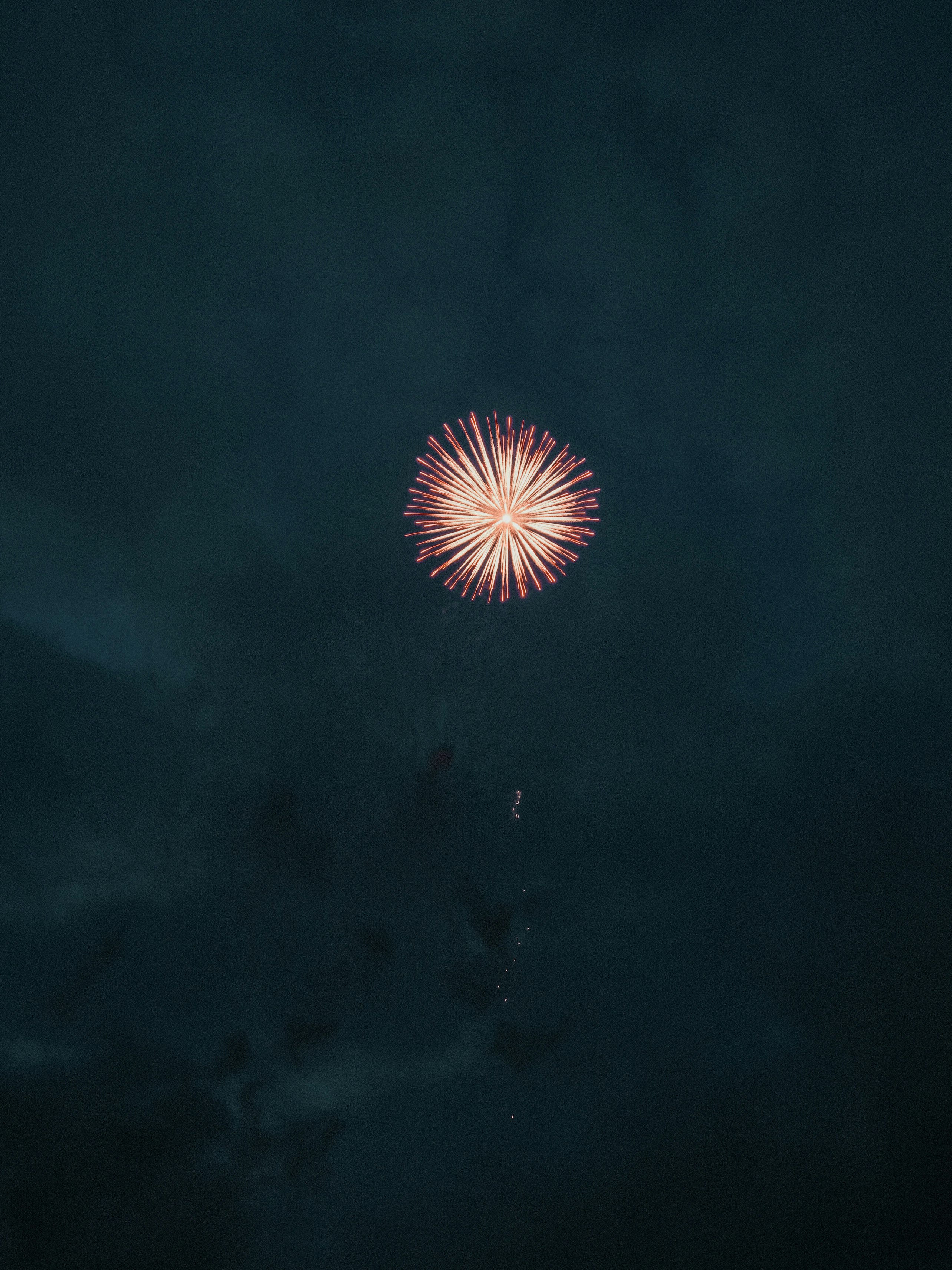夜空に広がる花火の光